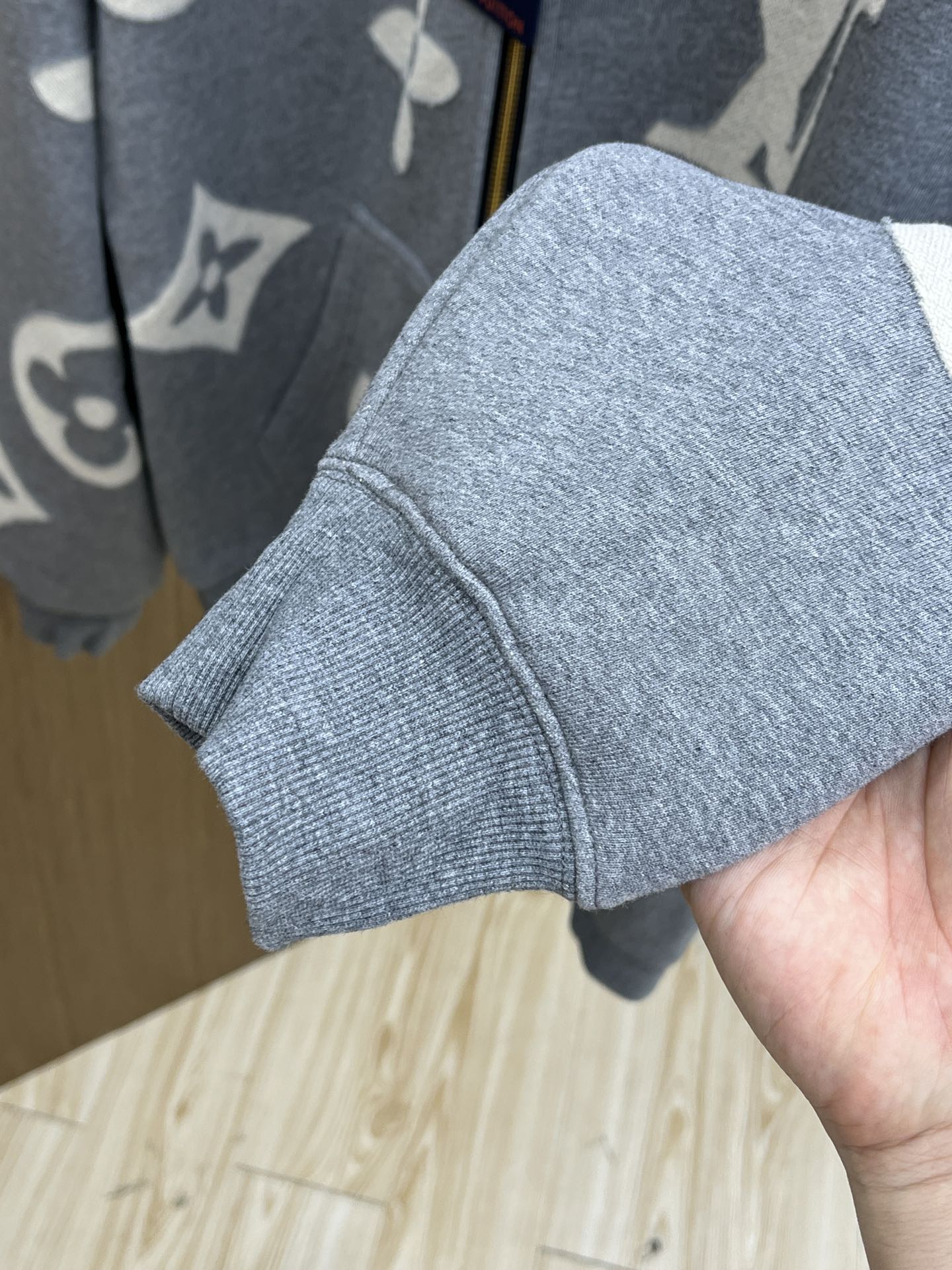 秋冬 LV🔥GW新款全身定制字母烧花毛巾绣拉链连帽夹克外套 内里加绒LV全身毛巾绣超高成本 定制爽滑面料