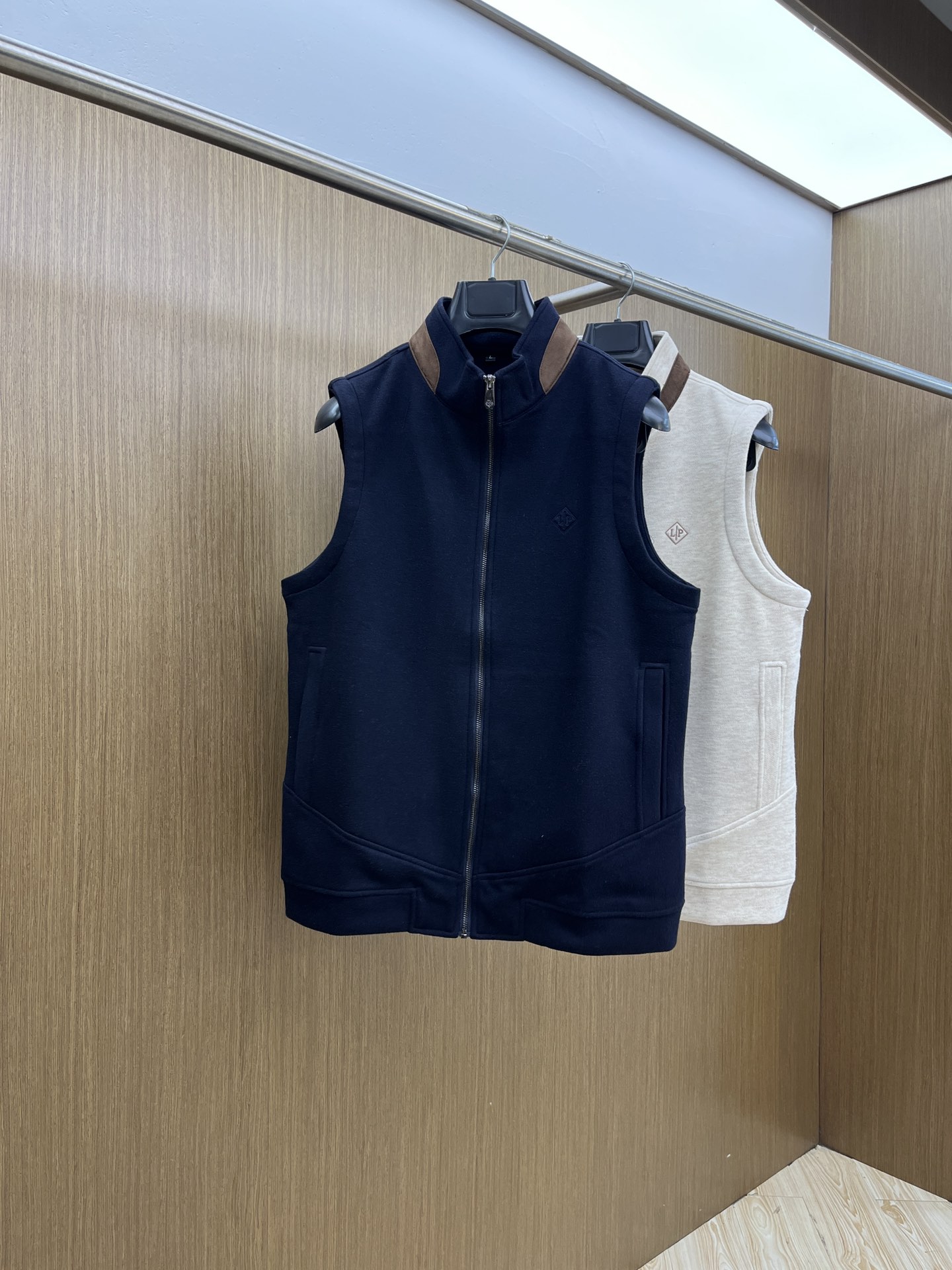 秋冬 Loro Piana 🔥🔥秋冬新款马甲，绵羊毛面料，立体有型，辨识度高，独一无二的混合纺织工业，立