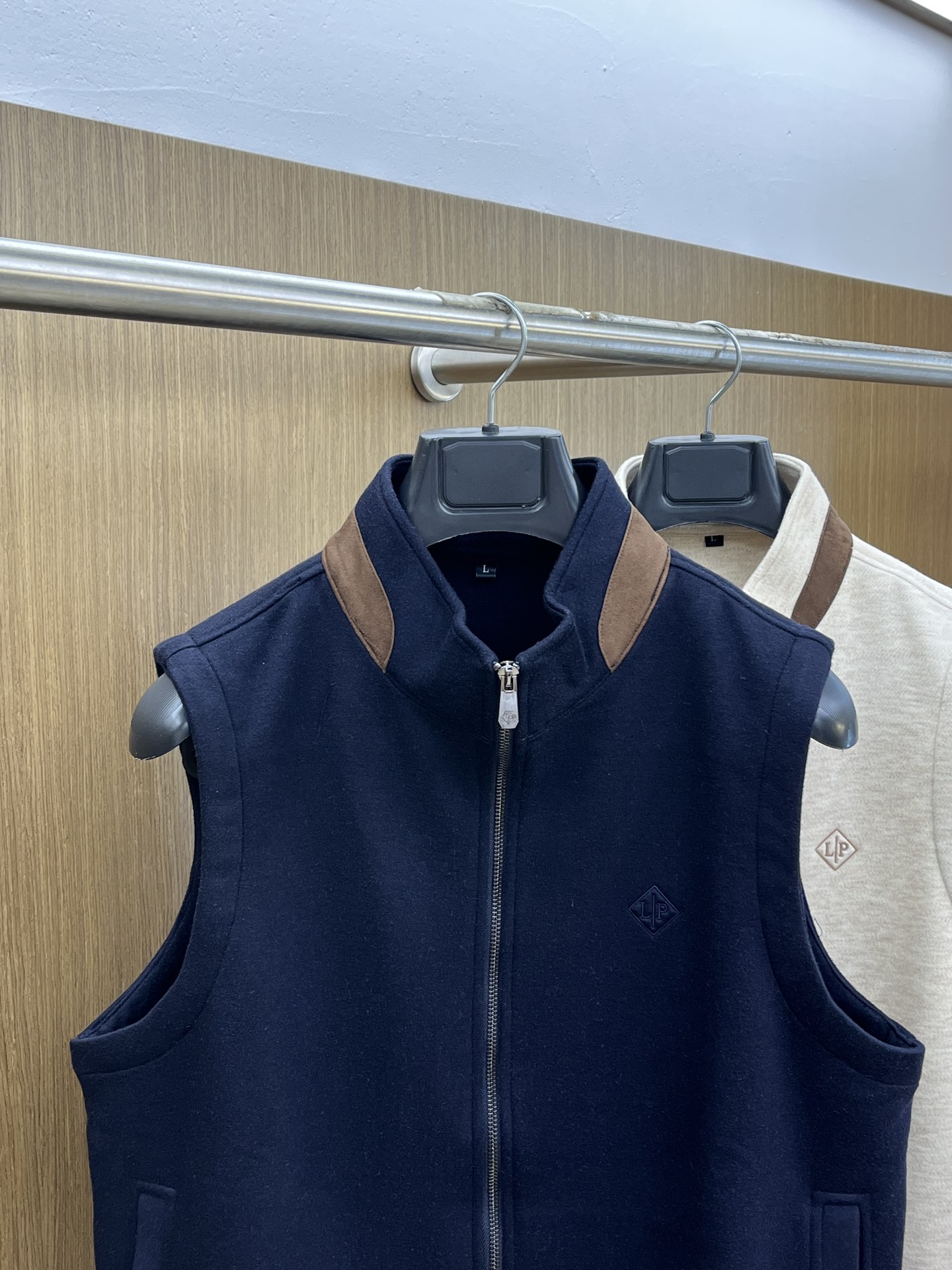 秋冬 Loro Piana 🔥🔥秋冬新款马甲，绵羊毛面料，立体有型，辨识度高，独一无二的混合纺织工业，立