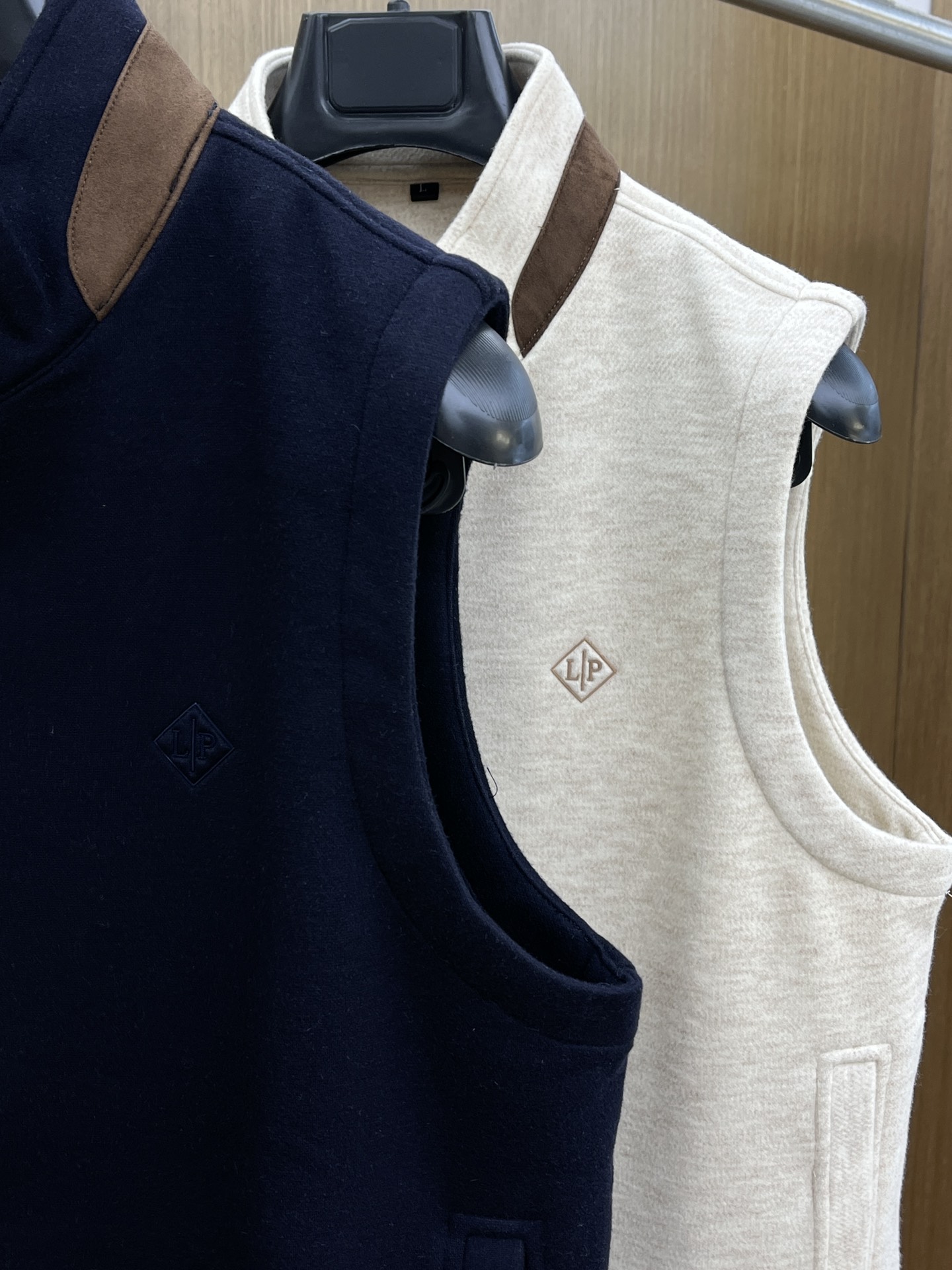 秋冬 Loro Piana 🔥🔥秋冬新款马甲，绵羊毛面料，立体有型，辨识度高，独一无二的混合纺织工业，立