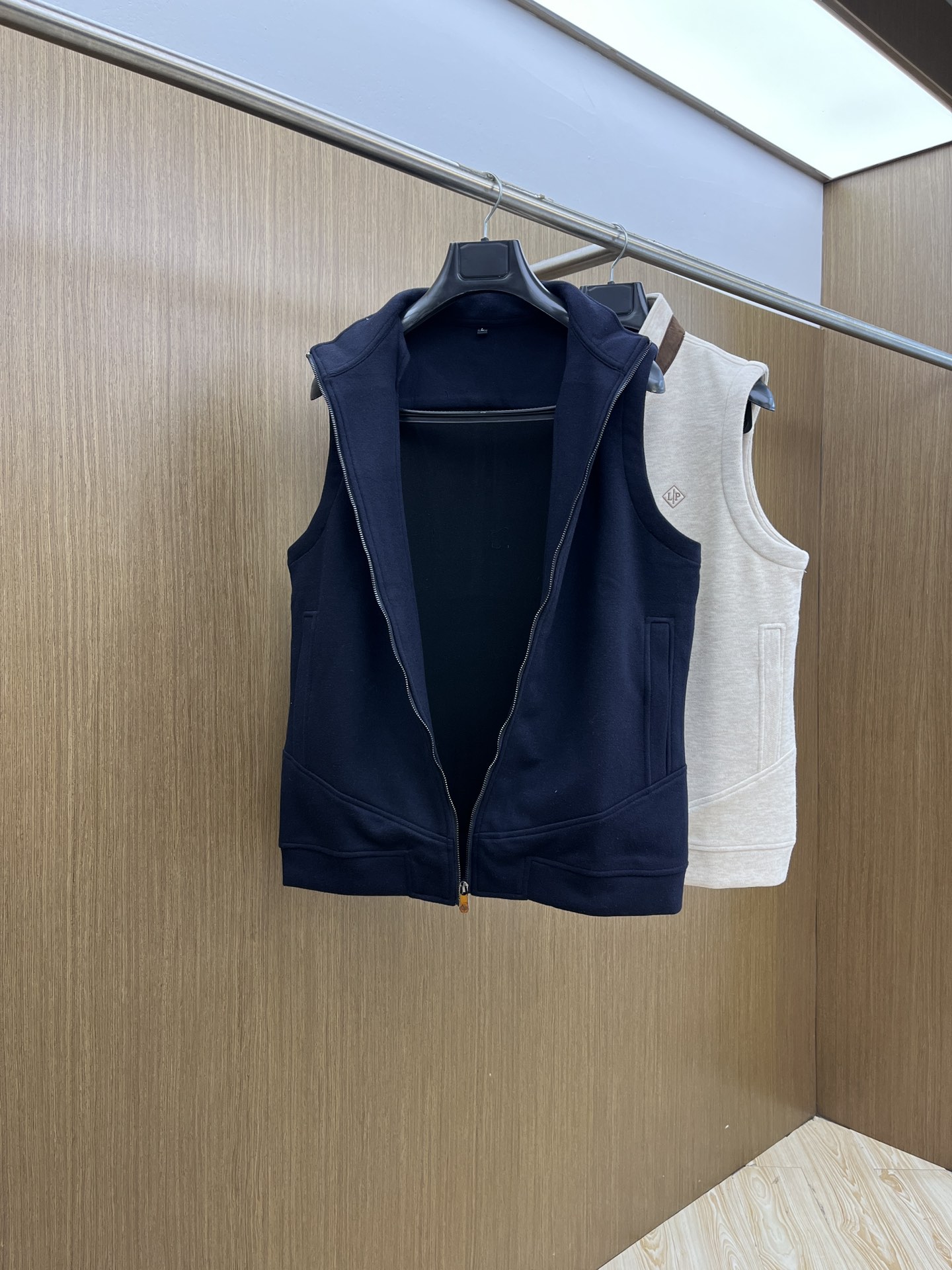 秋冬 Loro Piana 🔥🔥秋冬新款马甲，绵羊毛面料，立体有型，辨识度高，独一无二的混合纺织工业，立