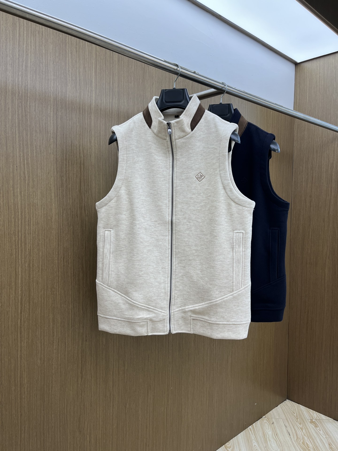 NO:624295,Autumn and Winter LP New autumn and winter vest, sheep wool fabric, three-dimensional and stylish, highly recognizable, unique mixed textile industry, three-dimensional striped fabric is easy to iron and take care of. 3D tailoring, warm fabric, easy to take care of, luxury details processing to complete this autumn fabric. The texture of the fabric is mellow and crisp, and the main component is soft and elastic, with a full and rich feel. JNB is also warm and comfortable when worn on the body!  Three-dimensional and stylish. Sizes 48-56, loro piana, alexander wang19860909秋冬 LP 秋冬新款马甲,绵羊毛面料,立体有型,辨识度高,独一无二的混合纺织工业,立体条纹布料轻松熨烫打理.3D剪裁,保暖面料,方便打理顶奢细节处理完成这件秋该面料质感醇厚挺括,主成分更是柔软富有弹力,手感饱满丰厚,jnb穿在身上亦是温暖舒适！立体有型特别.尺码48-56,,loro piana,alexander wang,Men's clothing