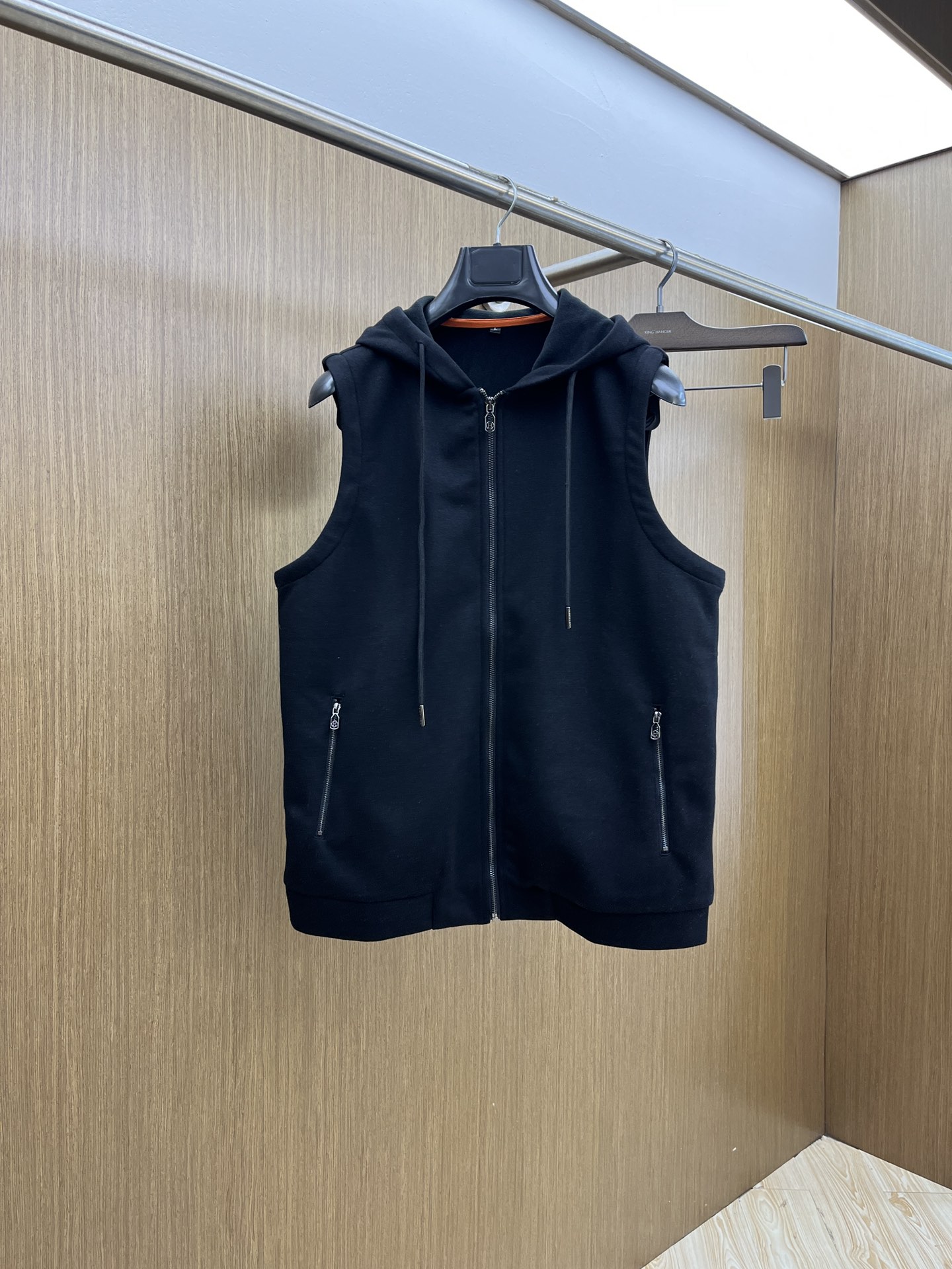 NO:624301,Autumn and Winter Her new autumn and winter vest, sheep wool fabric, three-dimensional and stylish, highly recognizable, unique mixed textile industry, three-dimensional striped fabric is easy to iron and take care of. 3D tailoring, warm fabric, easy to take care of, luxury details processing to complete this autumn fabric. The texture is mellow and crisp, the main component is soft and elastic, and the hand feels full and rich. Jnb is also warm and comfortable when worn on the body!  Three-dimensional and stylish. Size 48-56, alexander wang19860909秋冬 Her 秋冬新款马甲,绵羊毛面料,立体有型,辨识度高,独一无二的混合纺织工业,立体条纹布料轻松熨烫打理.3D剪裁,保暖面料,方便打理顶奢细节处理完成这件秋该面料质感醇厚挺括,主成分更是柔软富有弹力,手感饱满丰厚,jnb穿在身上亦是温暖舒适！立体有型特别.尺码48-56,,alexander wang,Men's clothing