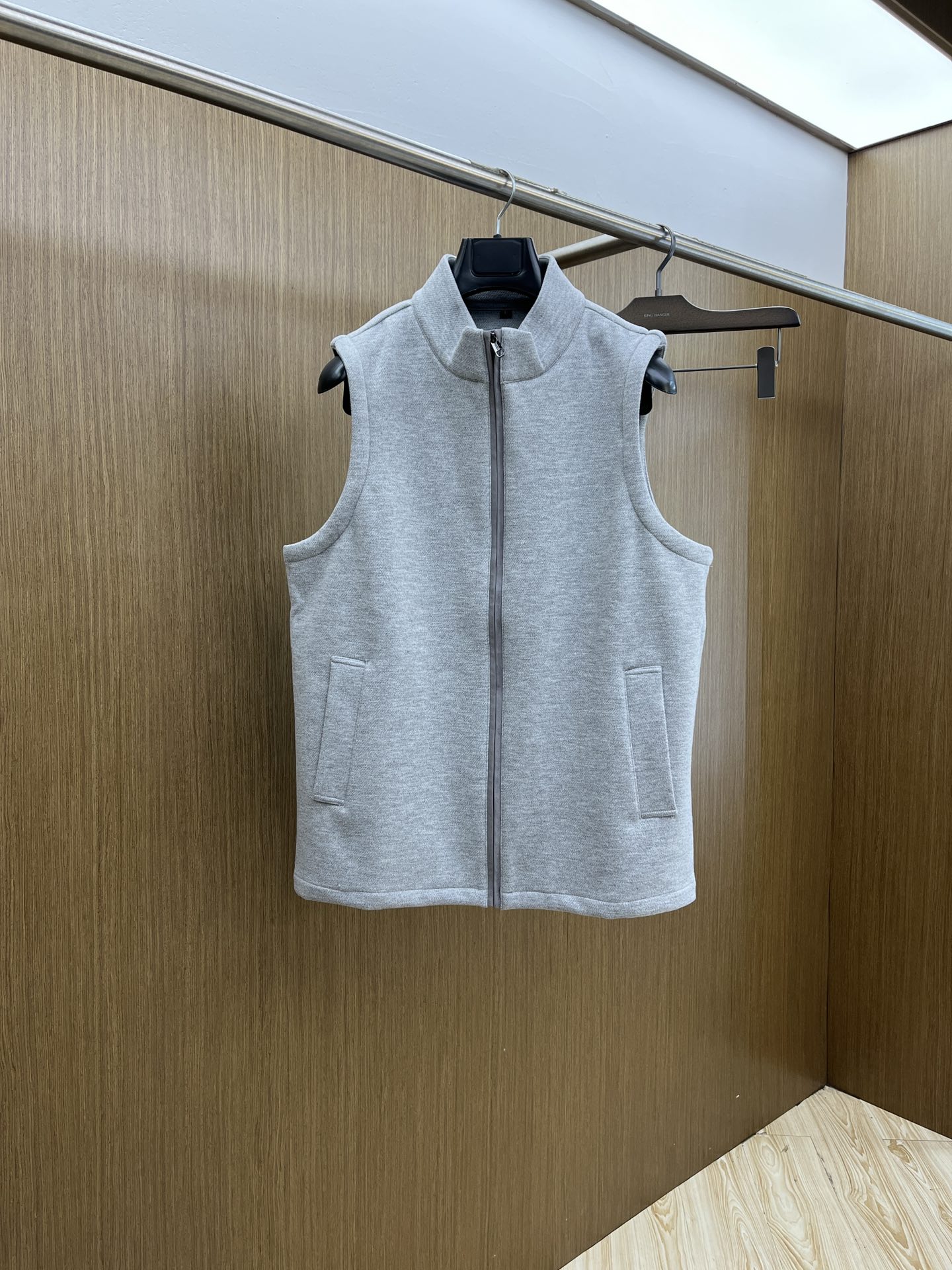 NO:624307,Autumn and winter ZZ new autumn and winter vest, sheep wool fabric, three-dimensional and stylish, highly recognizable, unique mixed textile industry, three-dimensional striped fabric is easy to iron and take care of. 3D tailoring, warm fabric, easy to take care of, luxury details processing to complete this autumn fabric. The texture is mellow and crisp, the main component is soft and elastic, and the hand feels full and rich. Jnb is also warm and comfortable when worn on the body!  Three-dimensional and stylish. Size 48-56, alexander wang19860909秋冬 ZZ 秋冬新款马甲,绵羊毛面料,立体有型,辨识度高,独一无二的混合纺织工业,立体条纹布料轻松熨烫打理.3D剪裁,保暖面料,方便打理顶奢细节处理完成这件秋该面料质感醇厚挺括,主成分更是柔软富有弹力,手感饱满丰厚,jnb穿在身上亦是温暖舒适！立体有型特别.尺码48-56,,alexander wang,Men's clothing