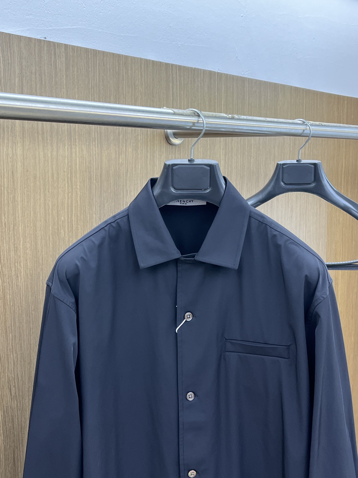 秋冬 Gvc 🔥GW新品翻领夹克 品牌LOGO细节科技感聚酯纤维面料钮扣款单层夹克、带弹力穿着舒适、简约