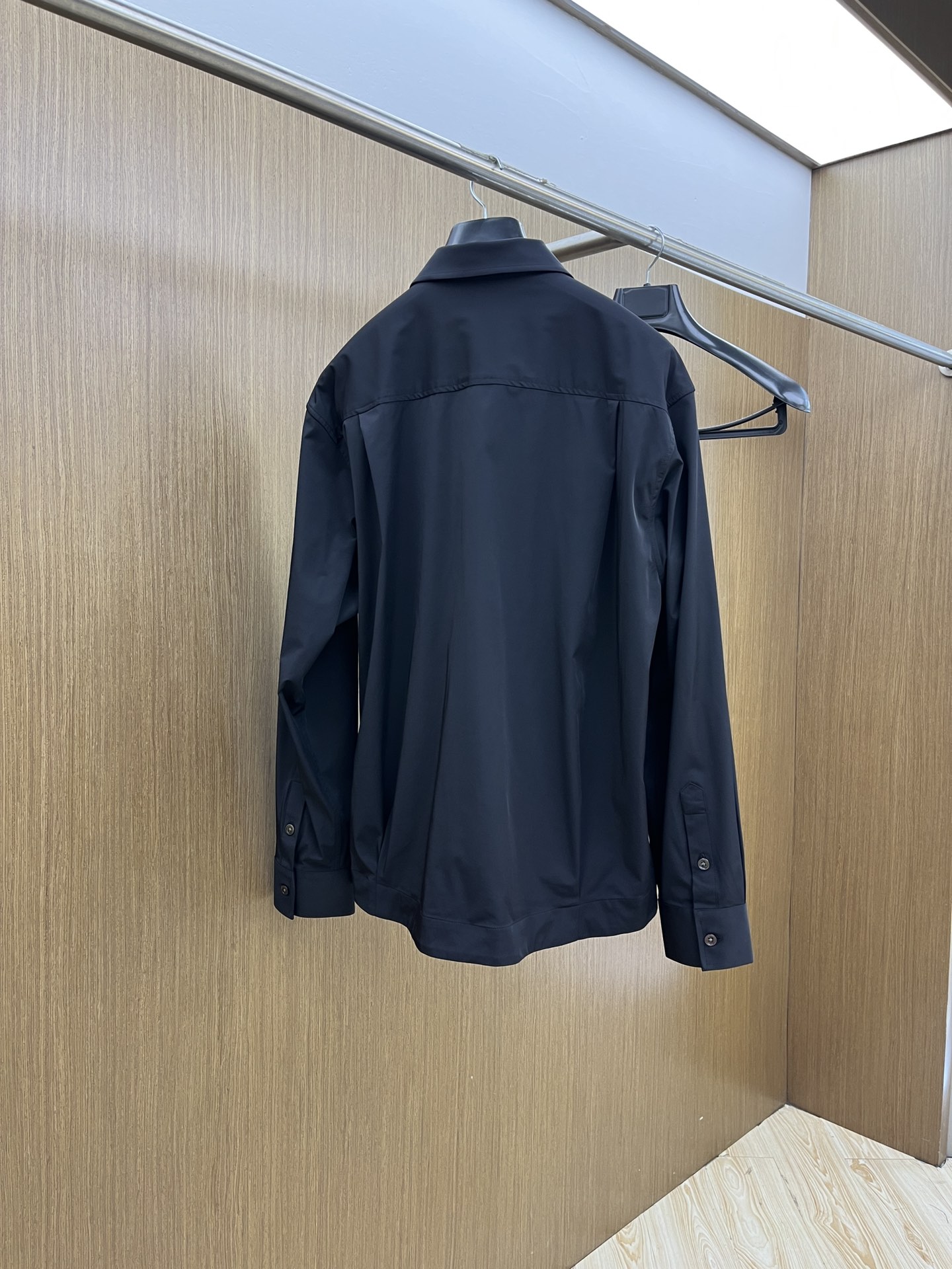 秋冬 Gvc 🔥GW新品翻领夹克 品牌LOGO细节科技感聚酯纤维面料钮扣款单层夹克、带弹力穿着舒适、简约