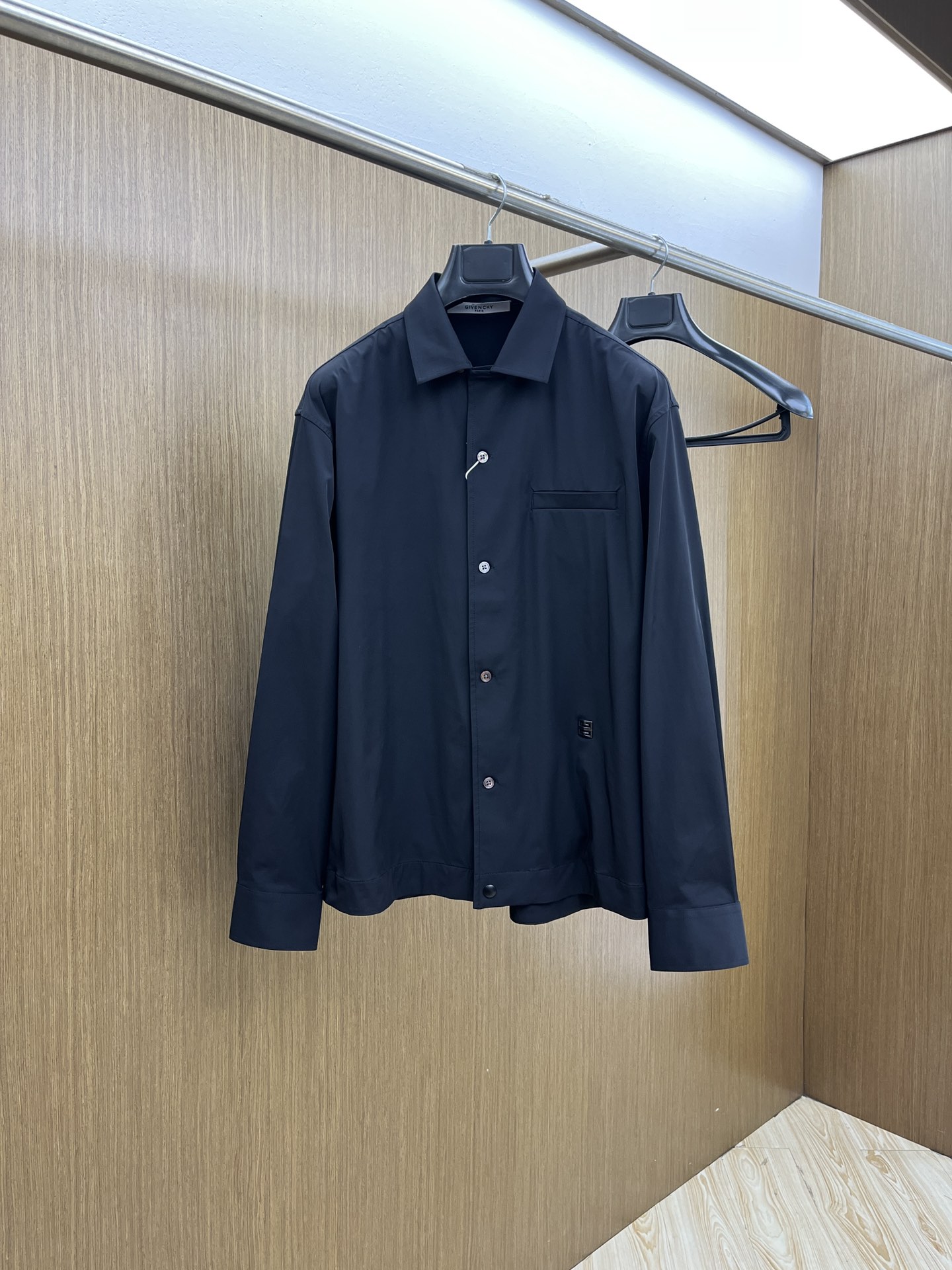 秋冬 Gvc 🔥GW新品翻领夹克 品牌LOGO细节科技感聚酯纤维面料钮扣款单层夹克、带弹力穿着舒适、简约