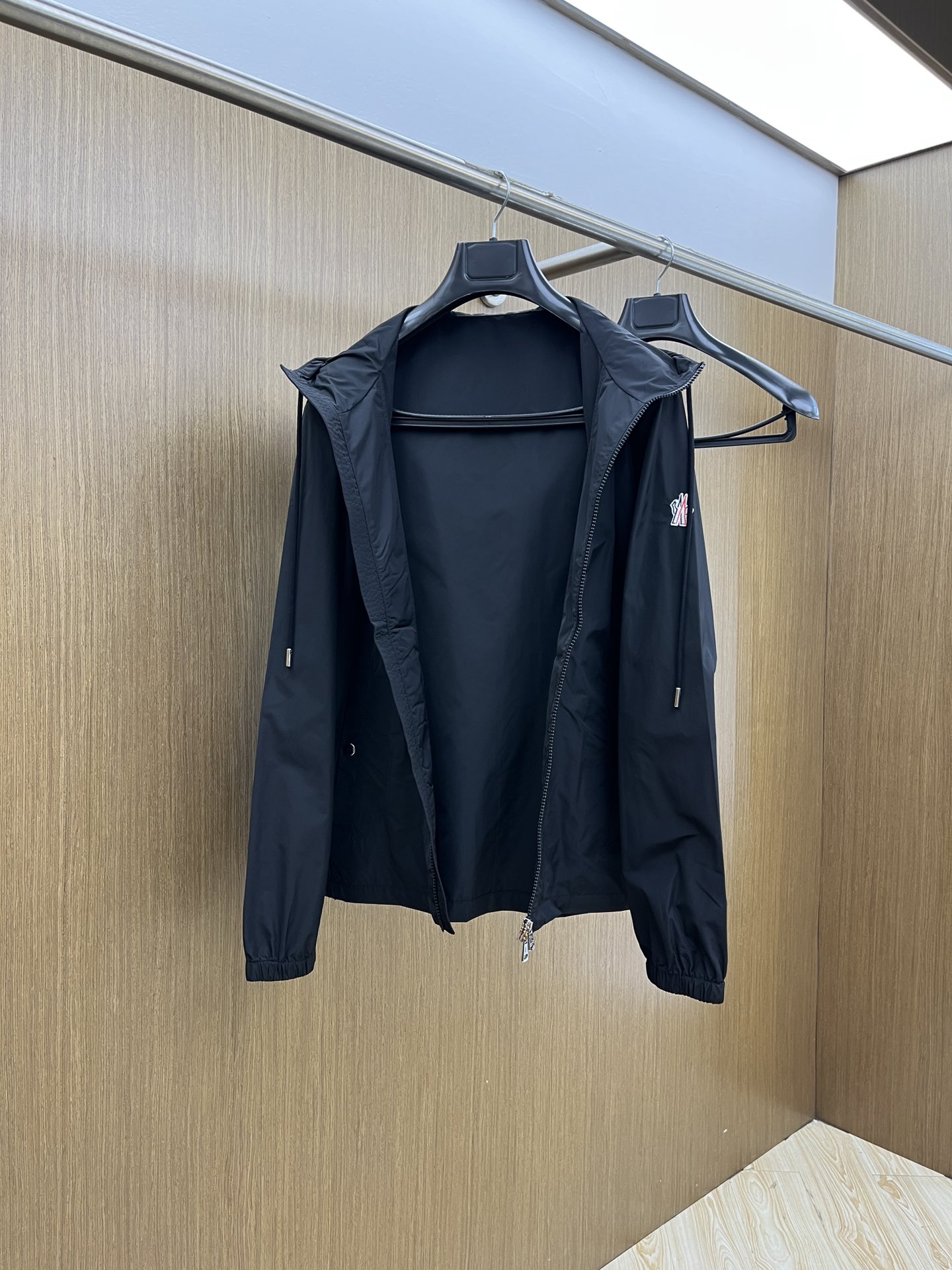 秋冬 Mon 🔥GW新品连帽夹克外套 品牌LOGO细节科技感、聚酯纤维面料 带弹力穿着舒适、简约时尚、a