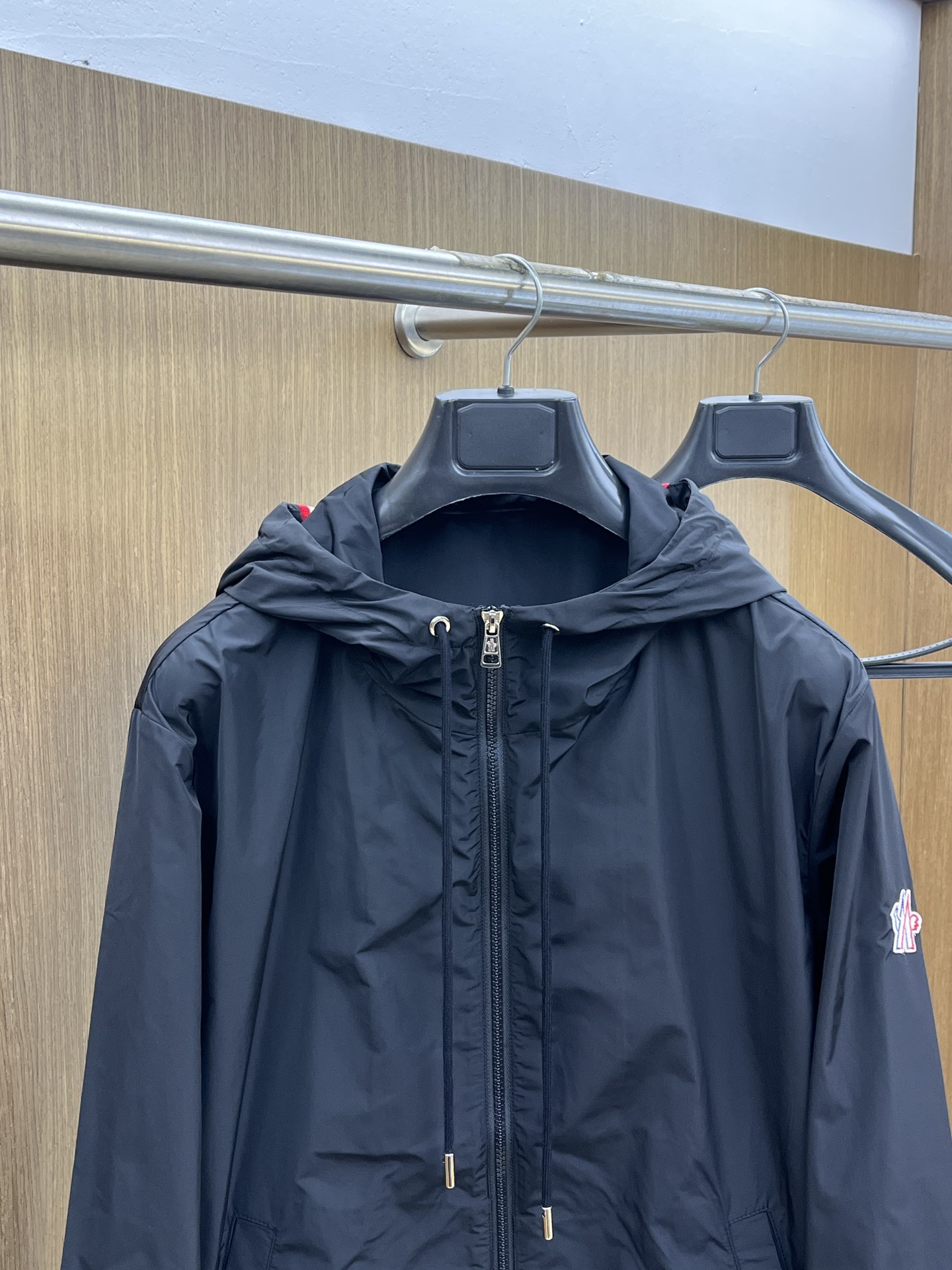 秋冬 Mon 🔥GW新品连帽夹克外套 品牌LOGO细节科技感、聚酯纤维面料 带弹力穿着舒适、简约时尚、a