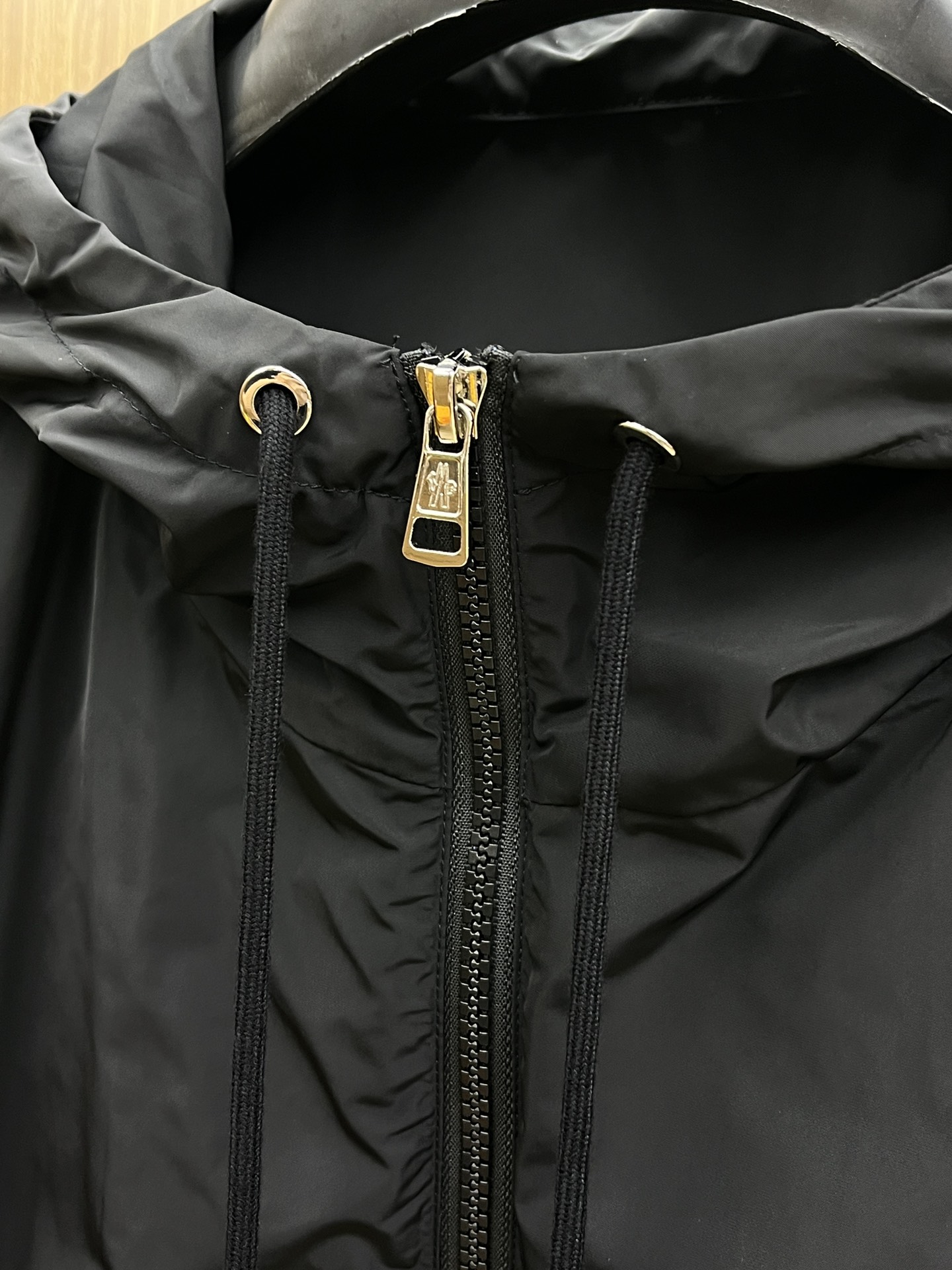 秋冬 Mon 🔥GW新品连帽夹克外套 品牌LOGO细节科技感、聚酯纤维面料 带弹力穿着舒适、简约时尚、a