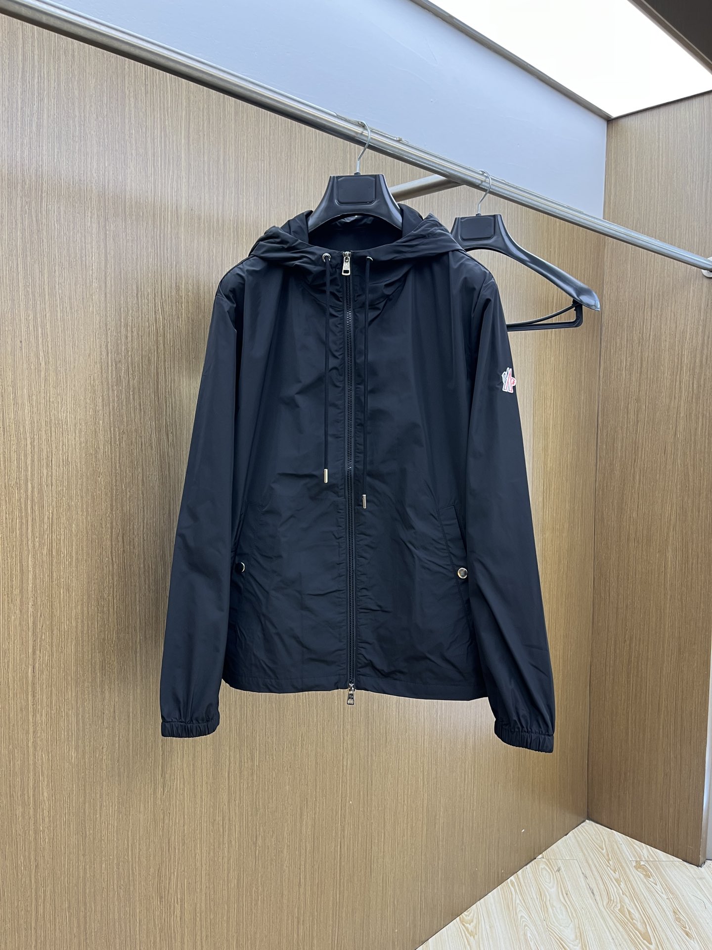 秋冬 Mon 🔥GW新品连帽夹克外套 品牌LOGO细节科技感、聚酯纤维面料 带弹力穿着舒适、简约时尚、a