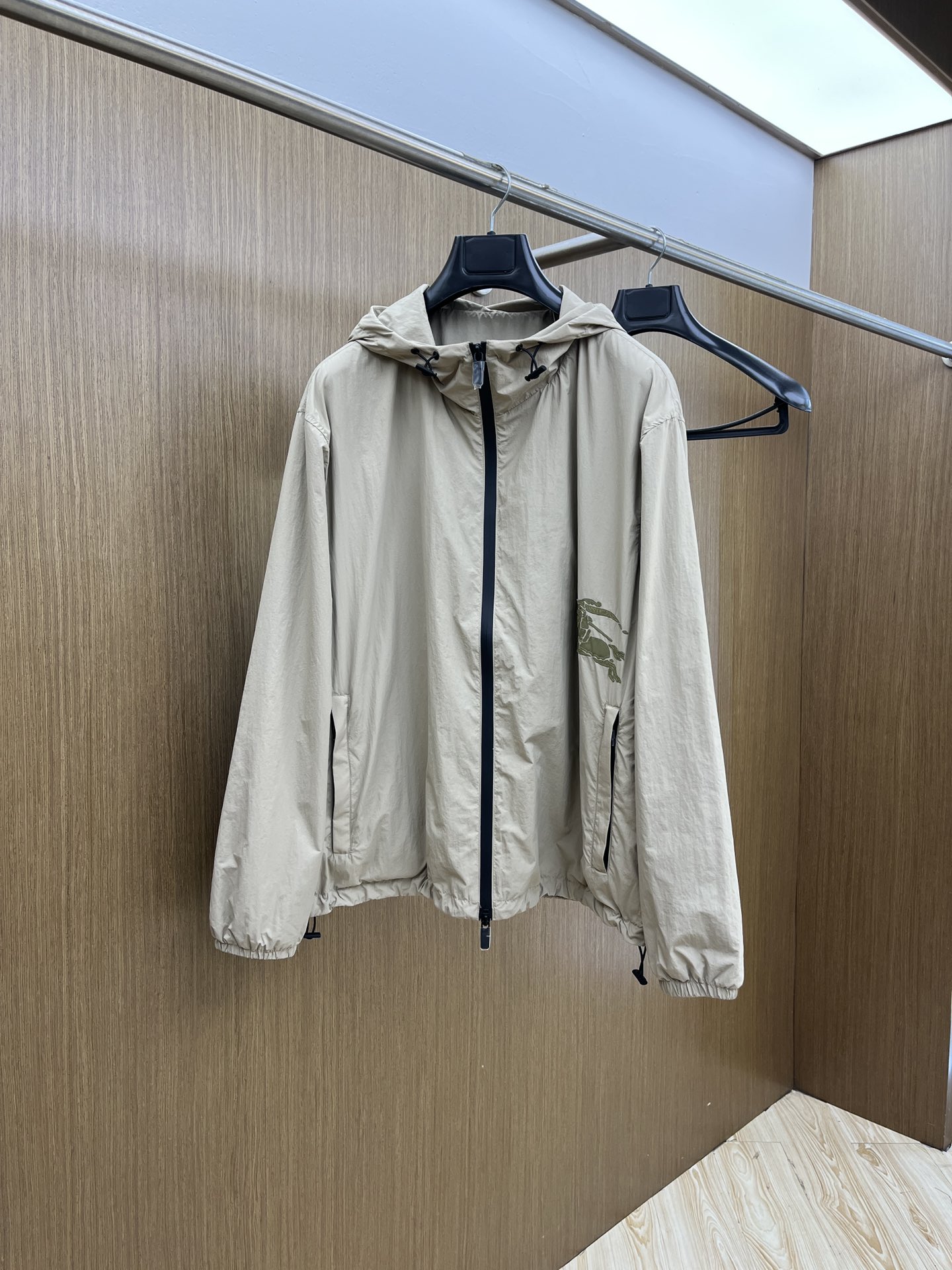 秋冬 BBR 🔥GW新品连帽夹克外套 品牌LOGO细节科技感、聚酯纤维面料 带弹力穿着舒适、简约时尚、a