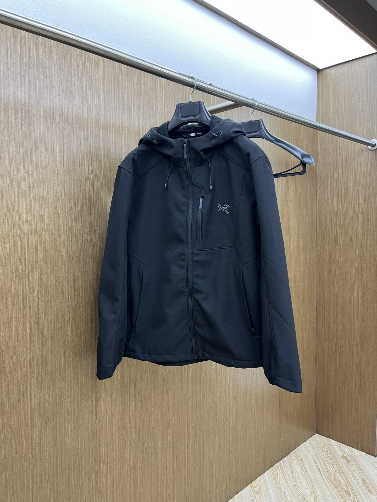 NO:563497,Autumn and winter Arcteryx/Archa'teryx 2025 spring and autumn new soft shell stand-up collar jacket. This GAMMALT jacket is made of light and wear-resistant WEE BURLY soft shell fabric, 90 nylon and 10 spandex double-woven fabric treated with DWR (durable waterproof). It is wear-resistant, light, moderately warm, windproof and rainproof.  The fabric is windproof and breathable, feels comfortable, has the two-way elasticity of elastic fiber, is light and wear-resistant. The fabric is windproof and rainproof, and the textured bottom surface is warm and comfortable. It can absorb moisture and sweat in various weather activities and activity intensity. The fabric is light, breathable, soft, and elastic, which improves ergonomic freedom. It can be easily layered in a jacket, and the friction between the fabrics is quiet and silent when worn.   Three-dimensional slim fit, increased breathability and flexibility for high-intensity activities, high performance, lightweight and durable, more comfortable, no stuffiness, and super breathable!  Elastic and adjustable cuffs. Extended back hem. Adjustable hem drawstring. Taped hem. Exquisite logo embroidery on the edge of the sleeves, exquisite craftsmanship. Articulated elbows and underarm gusset cutters for free movement!  Whether it is comfortable to wear or the effect of the fit, it is a top-notch style with simple design. fxz has customized YKK zippers all over the body. All pockets are closed with zippers to store items safely. Sizes: m-xxxl, burberryarc'teryx, jackets & coats, jackets & coats, alexander wang19860909秋冬 Arcteryx/始祖鸟 2025春秋新款软壳立领夹克冲锋衣外套 这款GAMMALT夹克采用轻薄耐磨的WEE BURLY软壳面料,90锦纶10氨纶双织布经DWR(持久防水)处理,耐磨,轻薄,中度保暖,防风挡雨. 面料防风而透气,感觉舒适,具有弹性纤维的双向弹性,轻薄而耐磨.其面料防风挡雨,富有质感的底面保暖舒适,在各种天气活动和活动强度中能吸湿排汗 其面料轻薄、透气且柔软,富有弹性,提高了人体工学自由度,可轻松叠穿在外套里,并且穿着时面料间的摩擦安静无声 、 立体修身剪裁,增加高强度活动的透气性灵活性,高性能,轻量而耐倍加舒适,无闷热感,透气性超强！ 弹性可调节袖口.加长后摆.可调下摆抽绳.压胶下摆 袖子边饰有精致logo刺绣,精湛工艺 铰接式肘部, 腋下角撑板剪,活动自如！无论是穿着舒适 还是版型效果 都是顶级款式设计简约,fxz全身定制YKK拉链,口袋全部采用拉链闭合,携带物品安全存放 尺码:m-xxxl,,burberryarc'teryx,jackets & coats,jackets & coats,alexander wang,Men's clothing