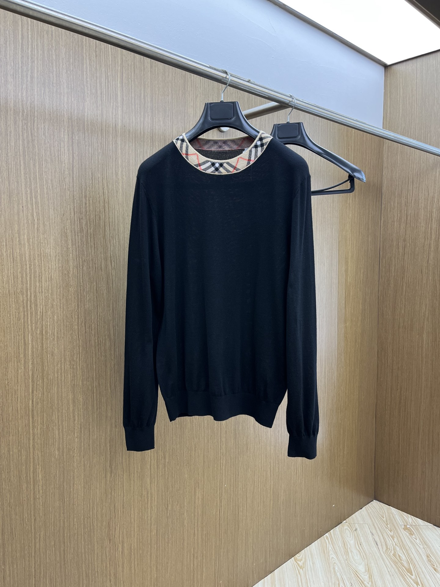 NO:563541,Autumn and winter BBR GW new long-sleeved sweater with plaid details on the collar BBR worsted wool sweater sweater The fabric texture is very good and the quality is great. A60 is worth buying. Color: black Size: S M L XL XXL,,sweaters,alexander wang19860909秋冬 BBR GW新款长袖毛衣 领口格纹细节BBR 精纺羊毛毛衣针织衫 面料质感很好 品质杠杠的 a60值得入手单品 颜色:黑色 尺码:S M L XL XXL,,sweaters,alexander wang,Men's clothing