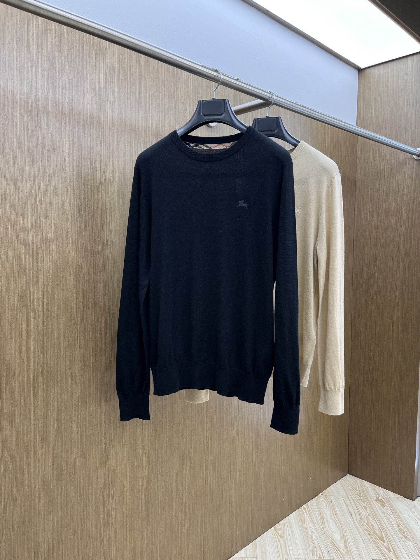 NO:563547,Autumn and winter BBR GW new long-sleeved sweater, exquisite logo war horse embroidery details on the chest, worsted wool sweater sweater, fabric texture is very good, high quality, a60 is worth buying, color: black khaki, size: S M L XL XXL,,sweaters,alexander wang19860909秋冬 BBR GW新款长袖毛衣 胸口精致logo战马刺绣细节 精纺羊毛毛衣针织衫 面料质感很好 品质杠杠的 a60值得入手单品 颜色:黑色 卡其色 尺码:S M L XL XXL,,sweaters,alexander wang,Men's clothing