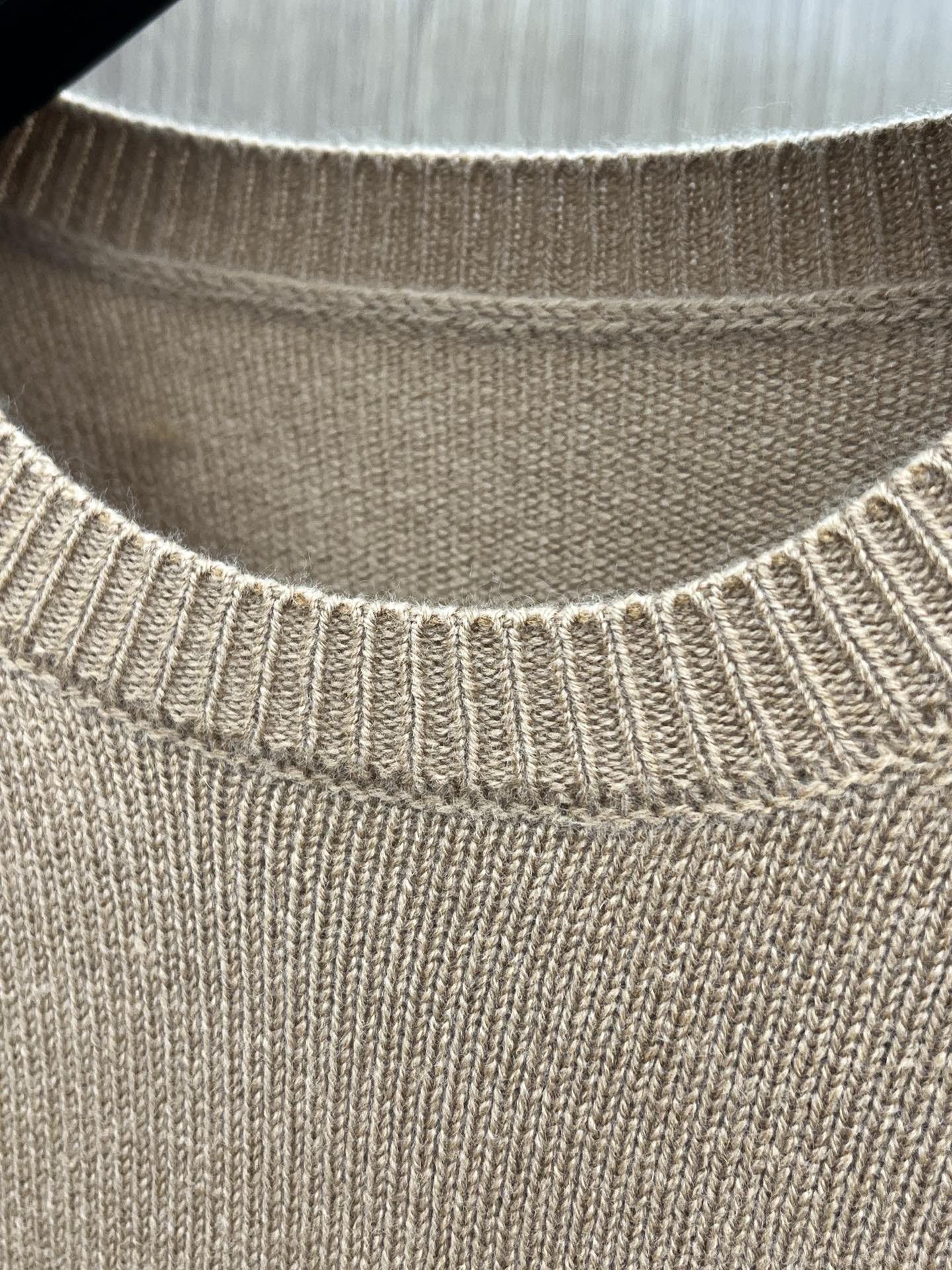 秋冬 PD 🔥GW新款长袖毛衣 胸口精致Prada logo刺绣细节 精纺羊毛毛衣针织衫 面料质感很好 