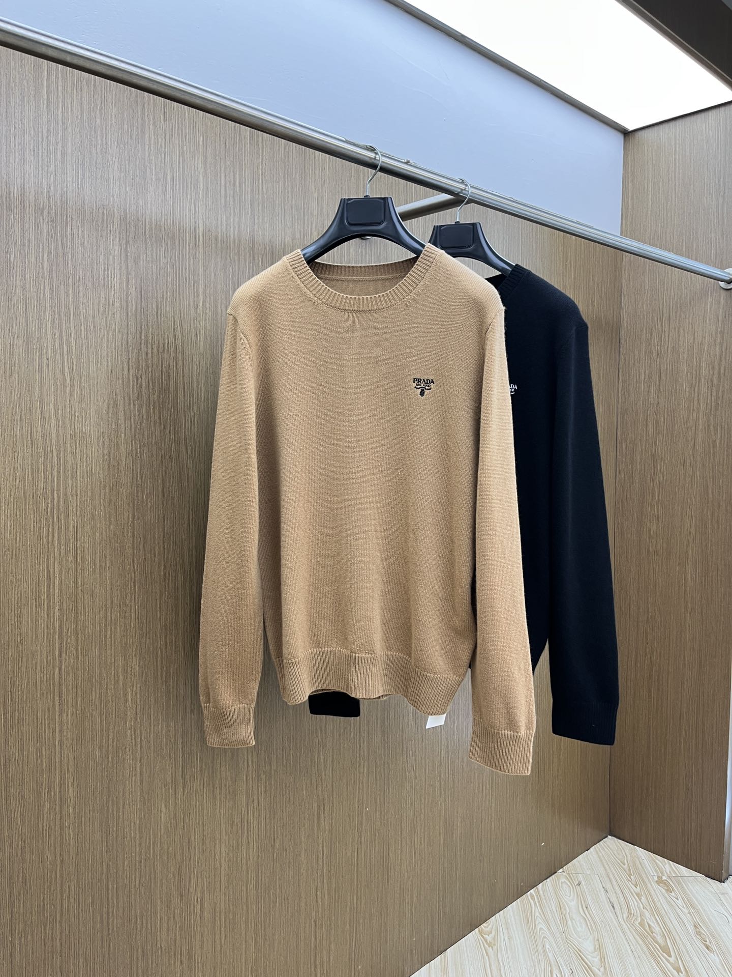 秋冬 PD 🔥GW新款长袖毛衣 胸口精致Prada logo刺绣细节 精纺羊毛毛衣针织衫 面料质感很好 