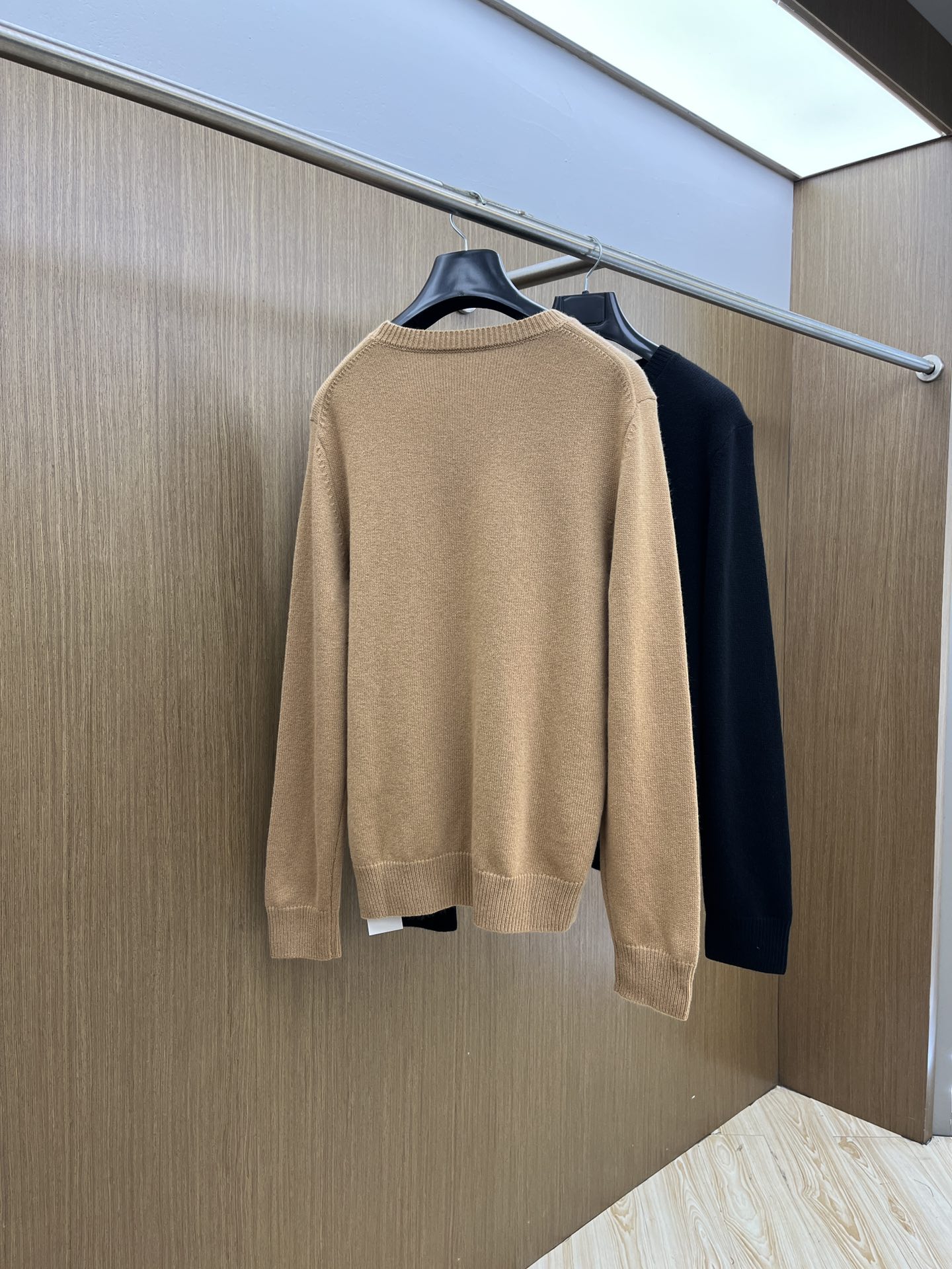 秋冬 PD 🔥GW新款长袖毛衣 胸口精致Prada logo刺绣细节 精纺羊毛毛衣针织衫 面料质感很好 