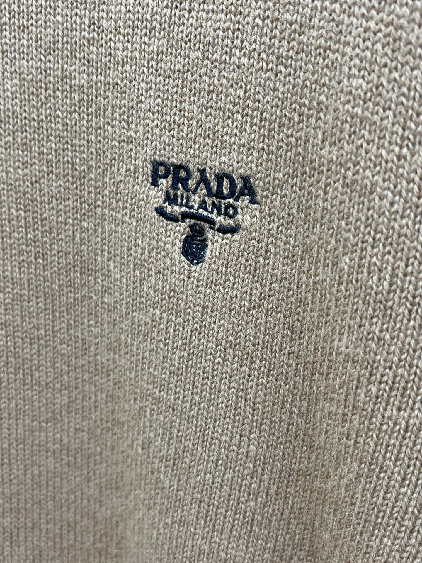秋冬 PD 🔥GW新款长袖毛衣 胸口精致Prada logo刺绣细节 精纺羊毛毛衣针织衫 面料质感很好 