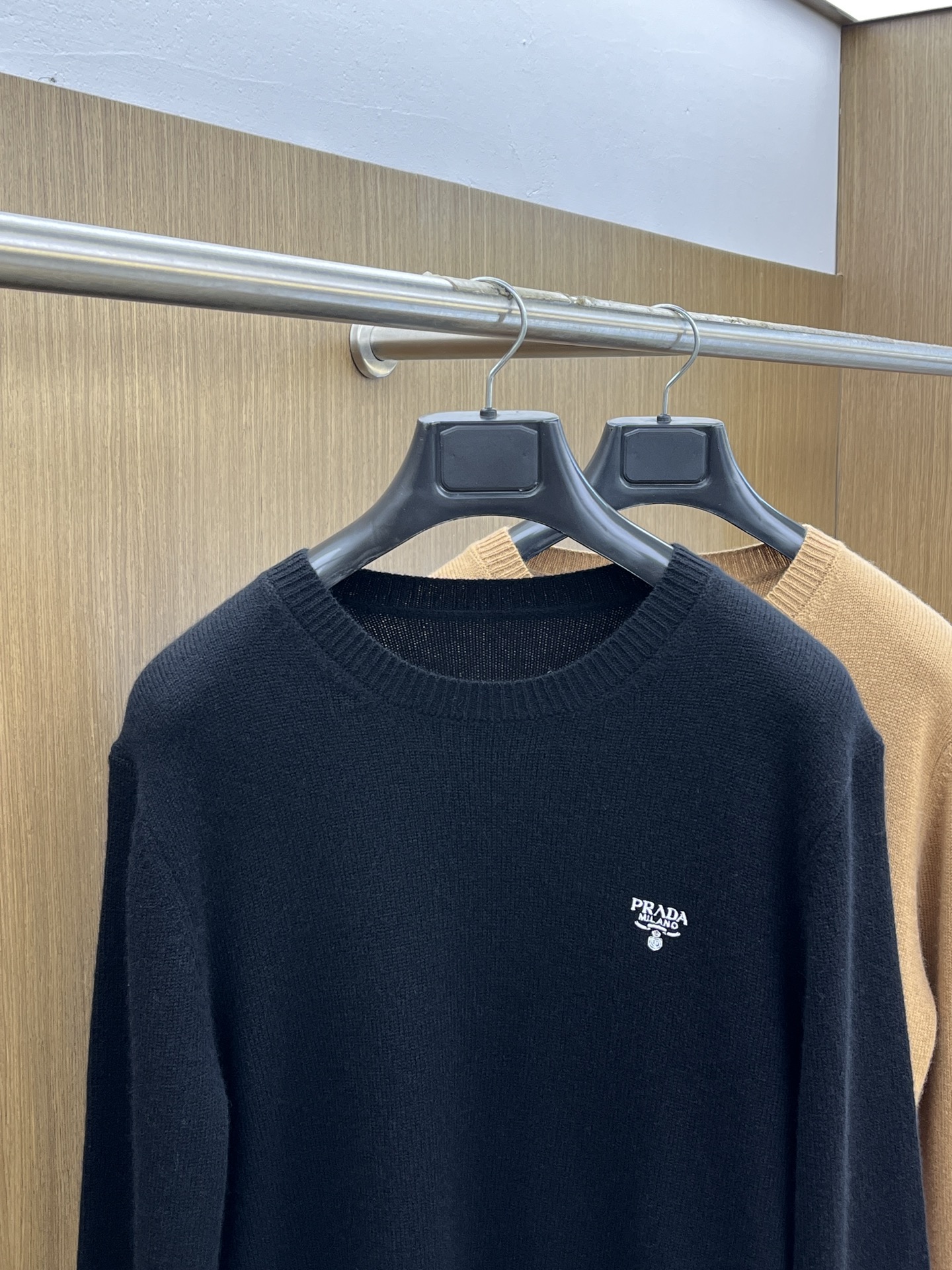 秋冬 PD 🔥GW新款长袖毛衣 胸口精致Prada logo刺绣细节 精纺羊毛毛衣针织衫 面料质感很好 