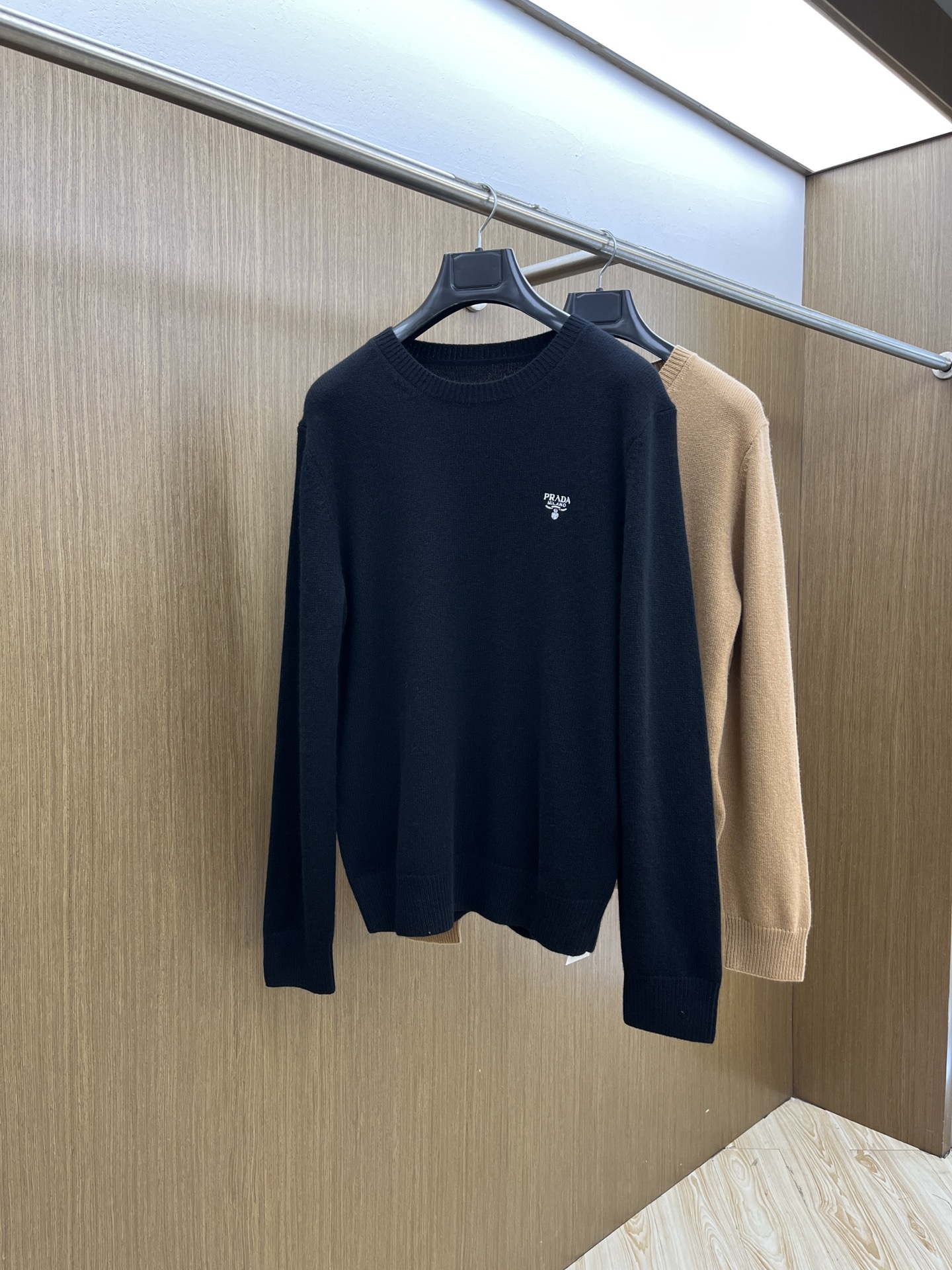 NO:563554,Autumn and winter PD GW new long-sleeved sweater with exquisite Prada logo embroidery details on the chest. Worsted wool sweater and sweater. The fabric texture is very good and the quality is great. A60 is worth buying. Color: black khaki. Size: S M L XL XXL, prada, sweaters, alexander wang19860909秋冬 PD GW新款长袖毛衣 胸口精致Prada logo刺绣细节 精纺羊毛毛衣针织衫 面料质感很好 品质杠杠的 a60值得入手单品 颜色:黑色 卡其色 尺码:S M L XL XXL,,prada,sweaters,alexander wang,Men's clothing