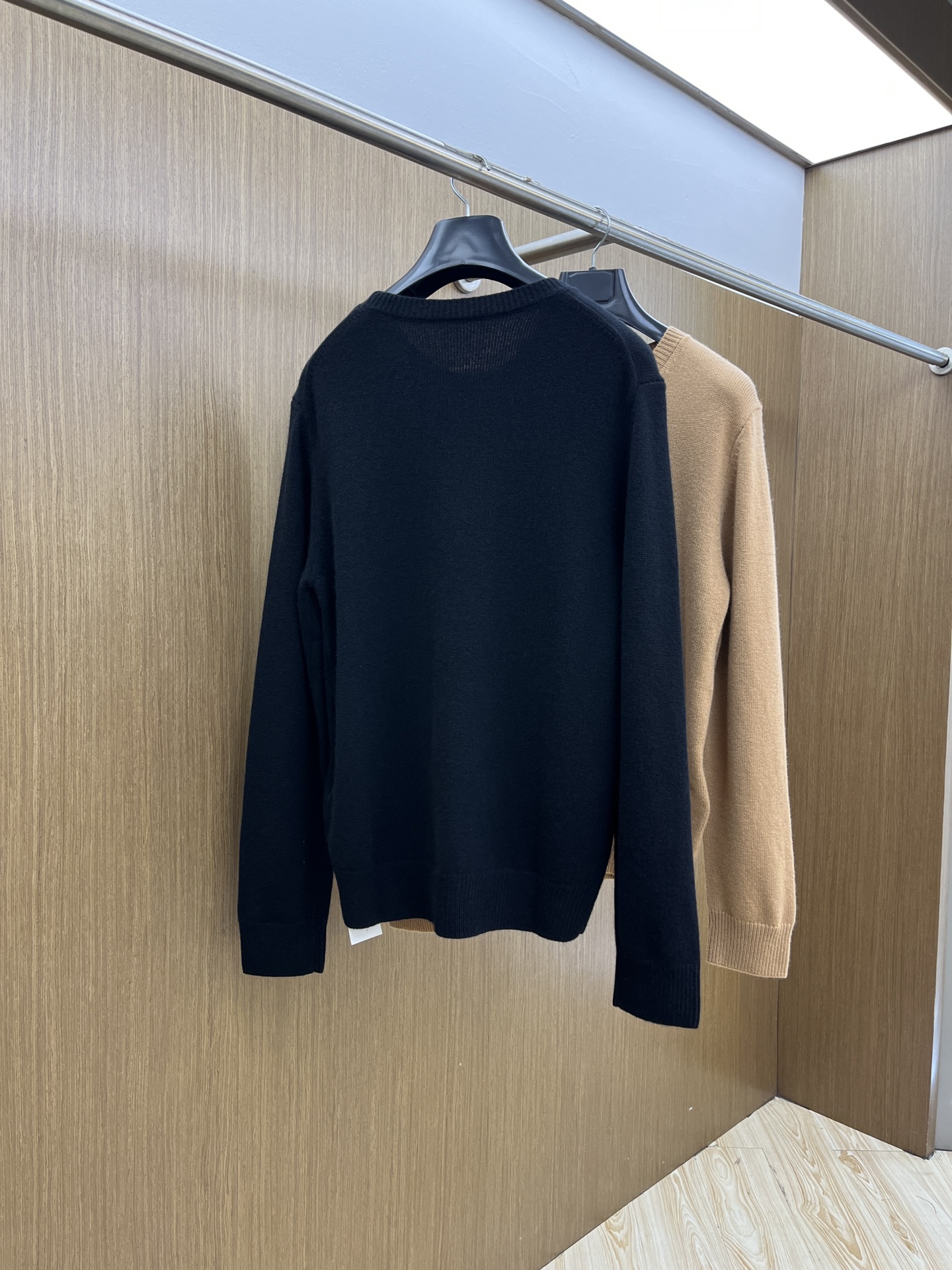 秋冬 PD 🔥GW新款长袖毛衣 胸口精致Prada logo刺绣细节 精纺羊毛毛衣针织衫 面料质感很好 