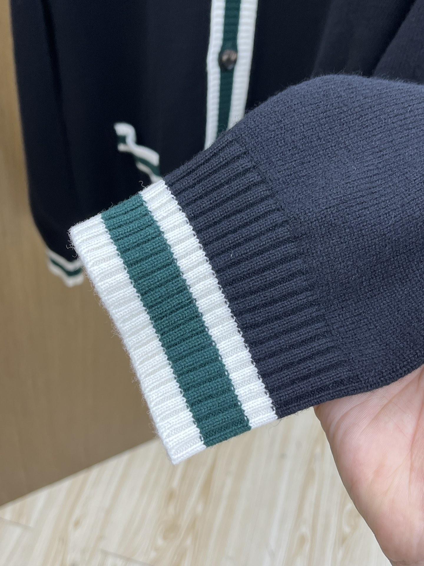 秋冬 DG 🔥GW新款V开衫毛衣 胸口精致logo皇冠刺绣细节 精纺羊毛毛衣针织衫 面料质感很好 品质杠