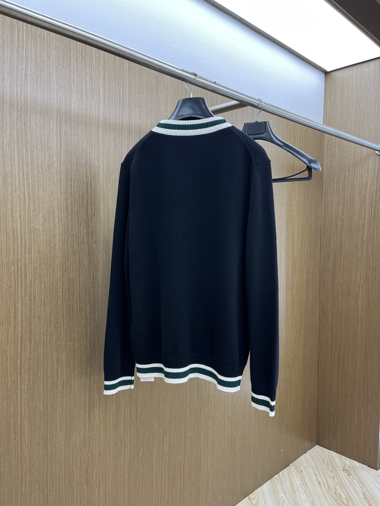 秋冬 DG 🔥GW新款V开衫毛衣 胸口精致logo皇冠刺绣细节 精纺羊毛毛衣针织衫 面料质感很好 品质杠