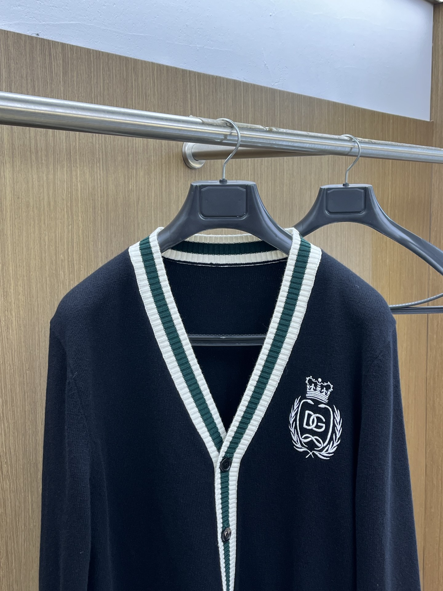 秋冬 DG 🔥GW新款V开衫毛衣 胸口精致logo皇冠刺绣细节 精纺羊毛毛衣针织衫 面料质感很好 品质杠