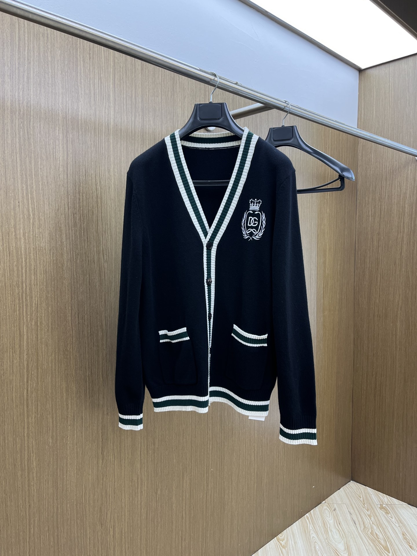 NO:563561,Autumn and winter DG GW new V cardigan sweater, exquisite logo crown embroidery details on the chest, worsted wool sweater, sweater, fabric texture is very good, high quality, a60 is worth buying, color: black, size: S M L XL XXL,,sweaters,alexander wang19860909秋冬 DG GW新款V开衫毛衣 胸口精致logo皇冠刺绣细节 精纺羊毛毛衣针织衫 面料质感很好 品质杠杠的 a60值得入手单品 颜色:黑色 尺码:S M L XL XXL,,sweaters,alexander wang,Men's clothing