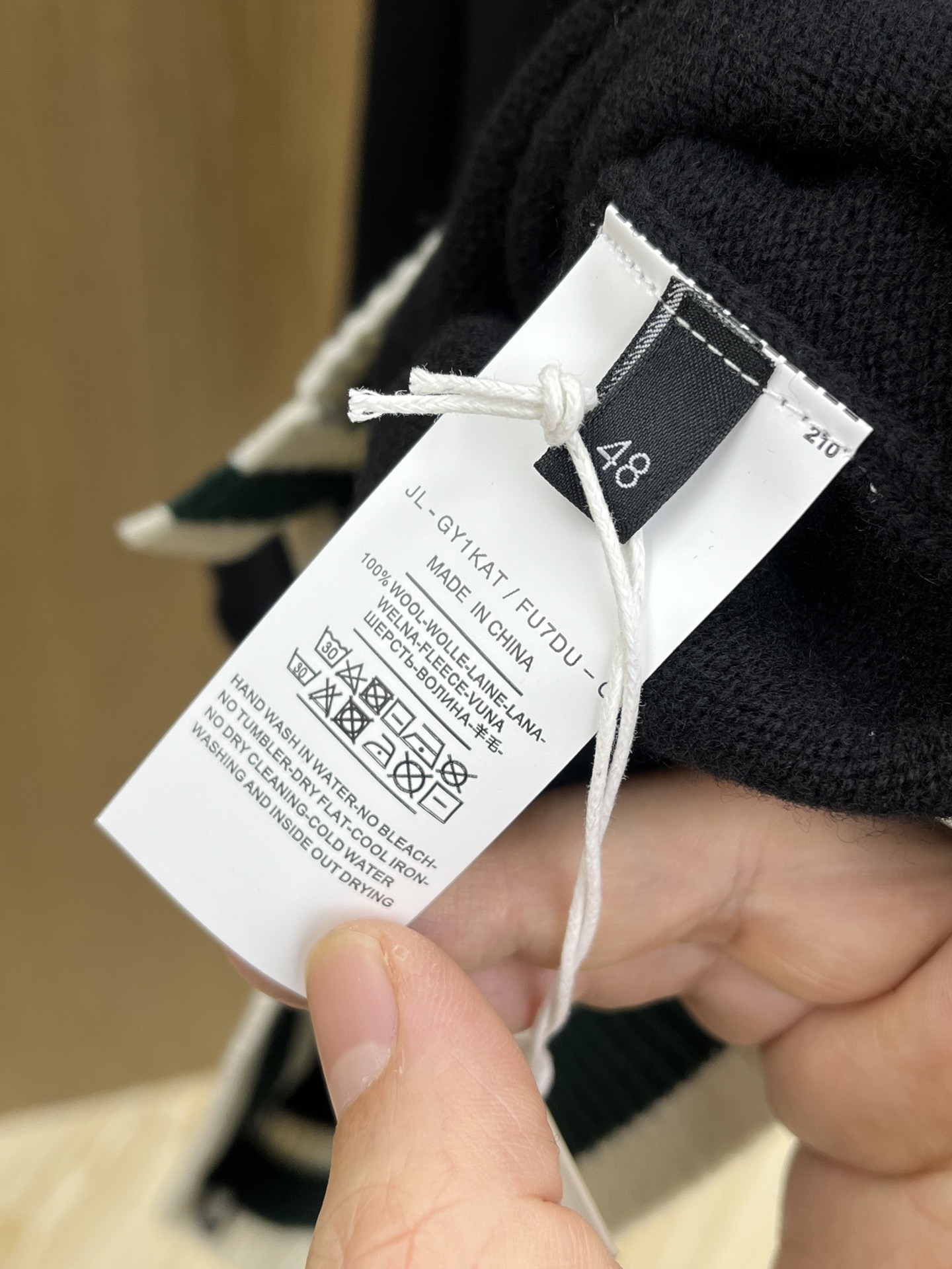 秋冬 DG 🔥GW新款V开衫毛衣 胸口精致logo皇冠刺绣细节 精纺羊毛毛衣针织衫 面料质感很好 品质杠