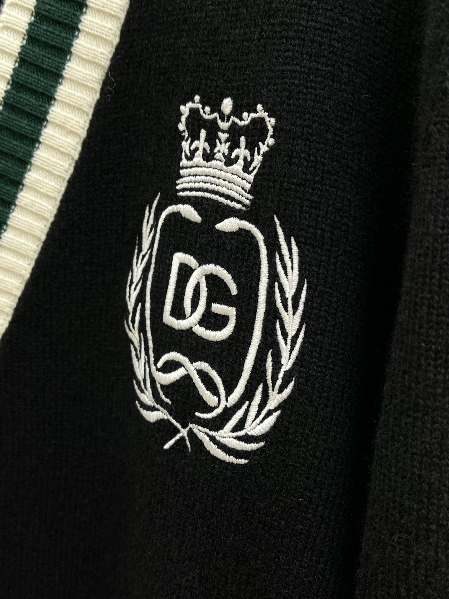 秋冬 DG 🔥GW新款V开衫毛衣 胸口精致logo皇冠刺绣细节 精纺羊毛毛衣针织衫 面料质感很好 品质杠