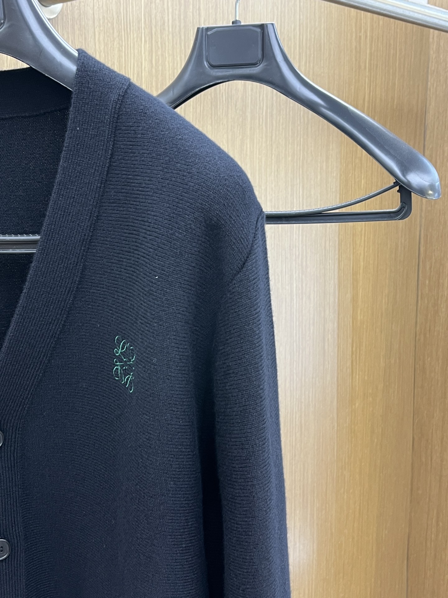 秋冬 Loe 🔥GW新款V开衫毛衣 胸口精致logo刺绣细节 精纺羊毛毛衣针织衫 面料质感很好 品质杠杠