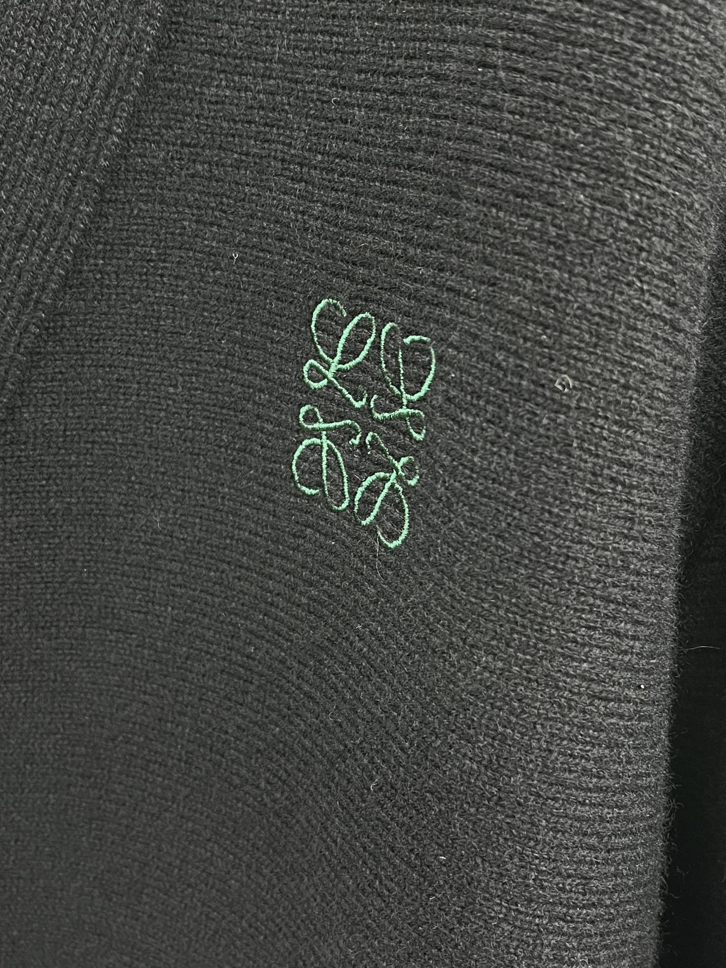 秋冬 Loe 🔥GW新款V开衫毛衣 胸口精致logo刺绣细节 精纺羊毛毛衣针织衫 面料质感很好 品质杠杠