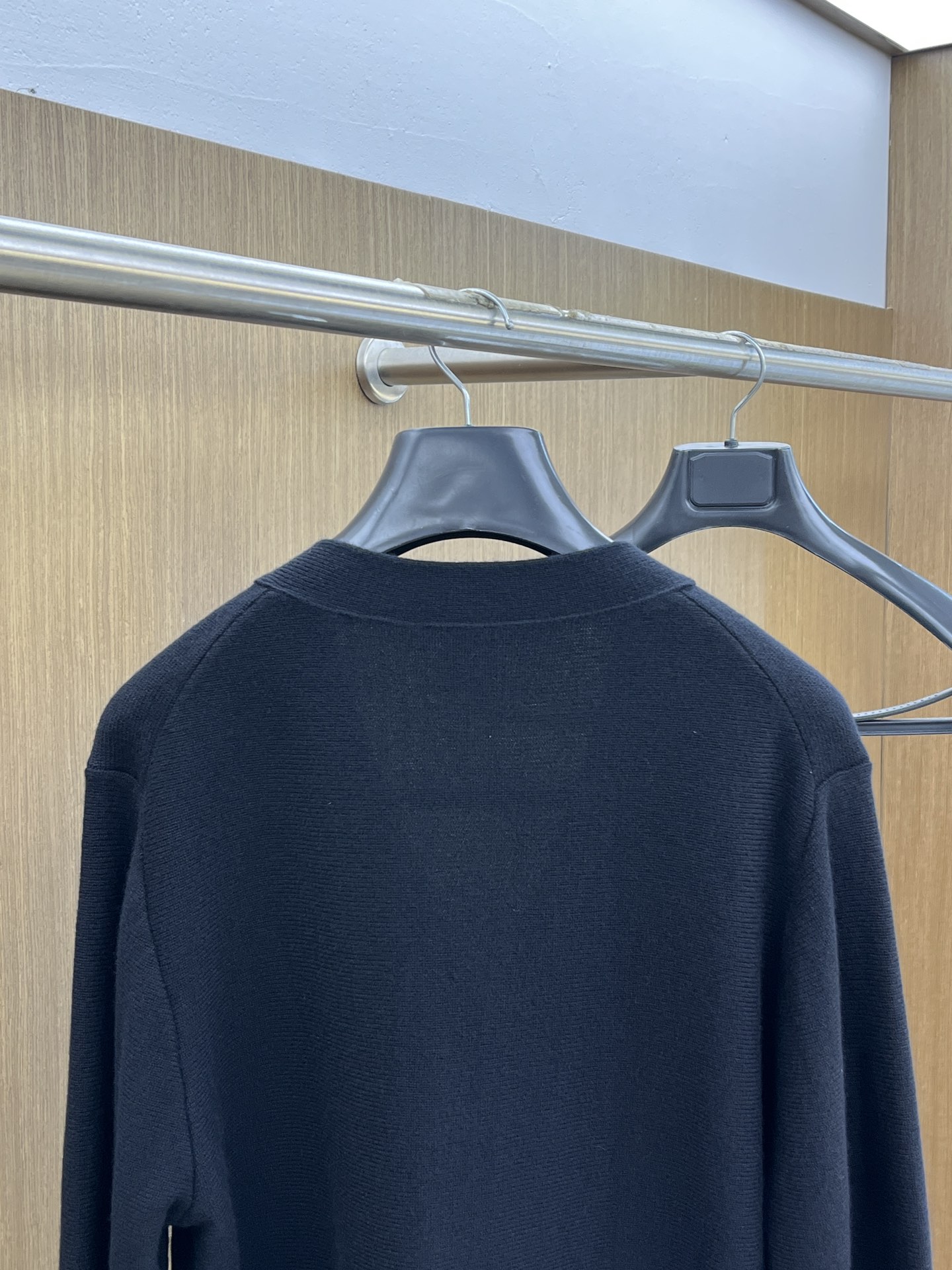 秋冬 Loe 🔥GW新款V开衫毛衣 胸口精致logo刺绣细节 精纺羊毛毛衣针织衫 面料质感很好 品质杠杠