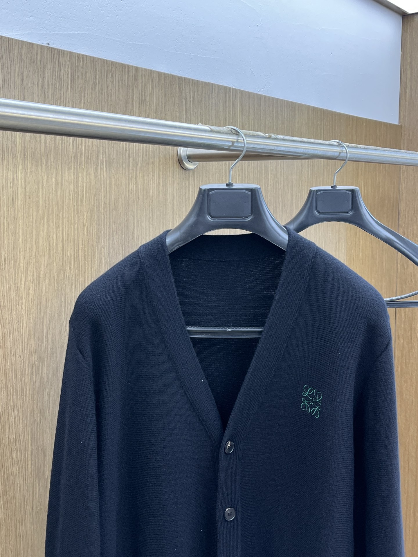 秋冬 Loe 🔥GW新款V开衫毛衣 胸口精致logo刺绣细节 精纺羊毛毛衣针织衫 面料质感很好 品质杠杠