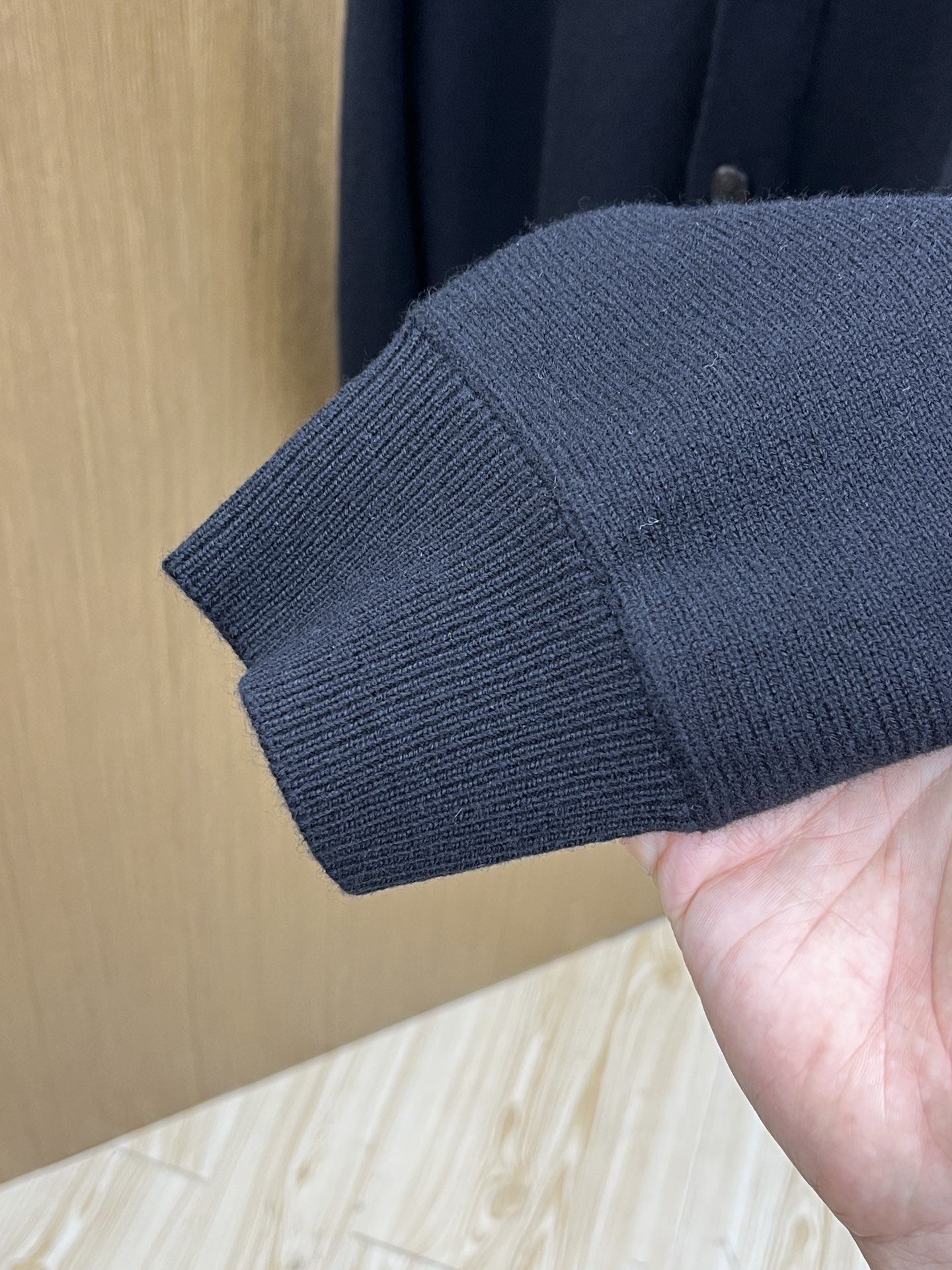 秋冬 Loe 🔥GW新款V开衫毛衣 胸口精致logo刺绣细节 精纺羊毛毛衣针织衫 面料质感很好 品质杠杠