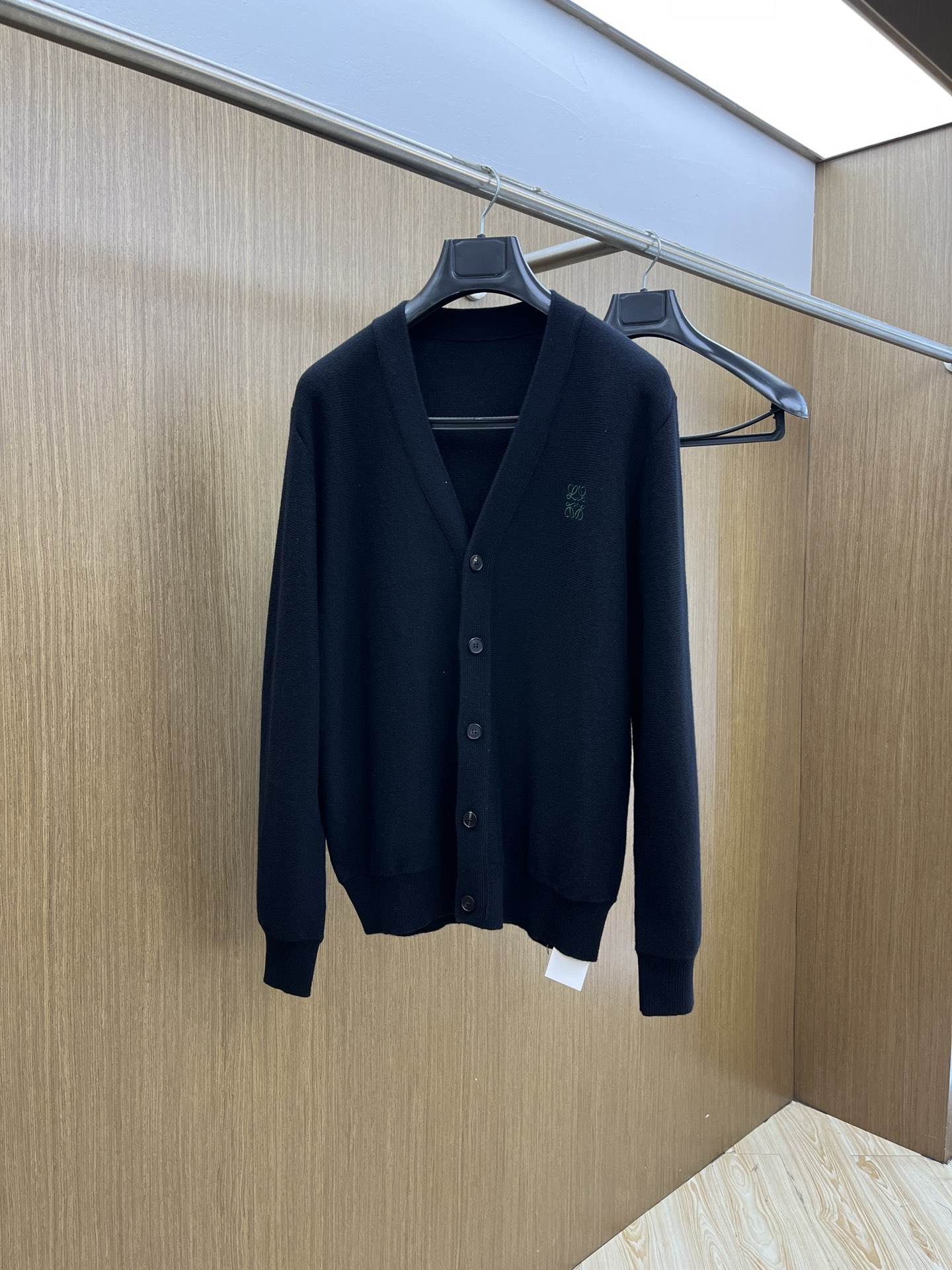 NO:563567,Autumn and winter Loe GW new V cardigan sweater, exquisite logo embroidery details on the chest, worsted wool sweater and sweater, the fabric texture is very good, the quality is great, a60 is worth buying, color: black, size: S M L XL XXL,, loewe, sweaters, alexander wang19860909秋冬 Loe GW新款V开衫毛衣 胸口精致logo刺绣细节 精纺羊毛毛衣针织衫 面料质感很好 品质杠杠的 a60值得入手单品 颜色:黑色 尺码:S M L XL XXL,,loewe,sweaters,alexander wang,Men's clothing