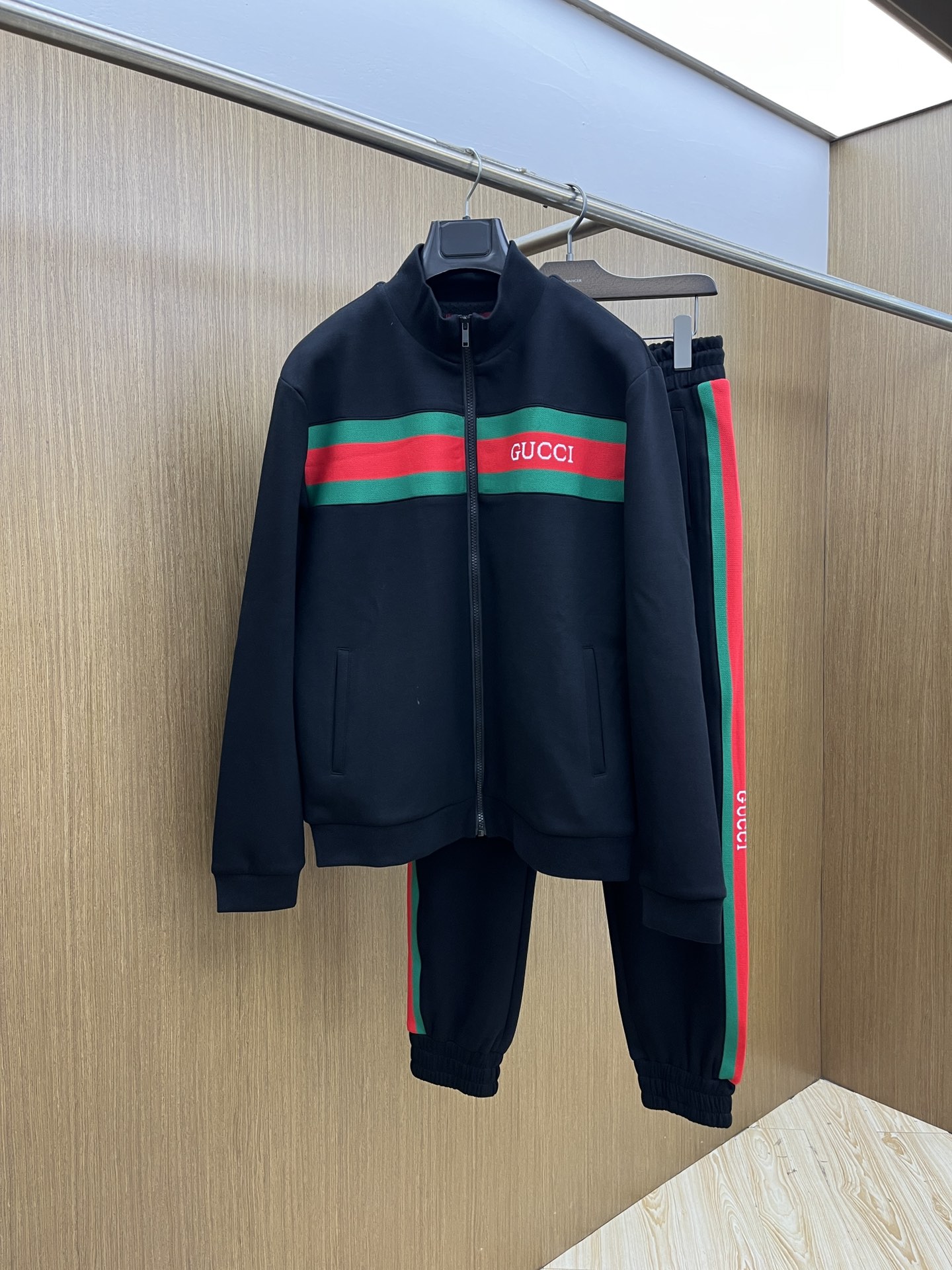 NO:565670,Autumn and winter/set guc's latest suit version m-xxxl The latest and most top-notch classic yellow straps with heavy-duty embroidery letters arranged in classic patterns trendy hooded casual cardigan suit, the top quality counter is on sale, top-notch production technology imported fabrics, counter style unique design, fls uses imported high-end custom-made imported silk threads with a first-class feel!  !  !  ,,gucci,hats,alexander wang19860909秋冬/套 guc 年最新款套装版型m-xxxl 最新最顶级经典黄色带子加重工刺绣字母排列经典图案潮流连帽休闲开衫套装,最顶级的品质专柜在售,顶级制作工艺进口面料,专柜款独特设计,fls采用进口高端订制进口丝线手感一流！！！,,gucci,hats,alexander wang,Men's clothing