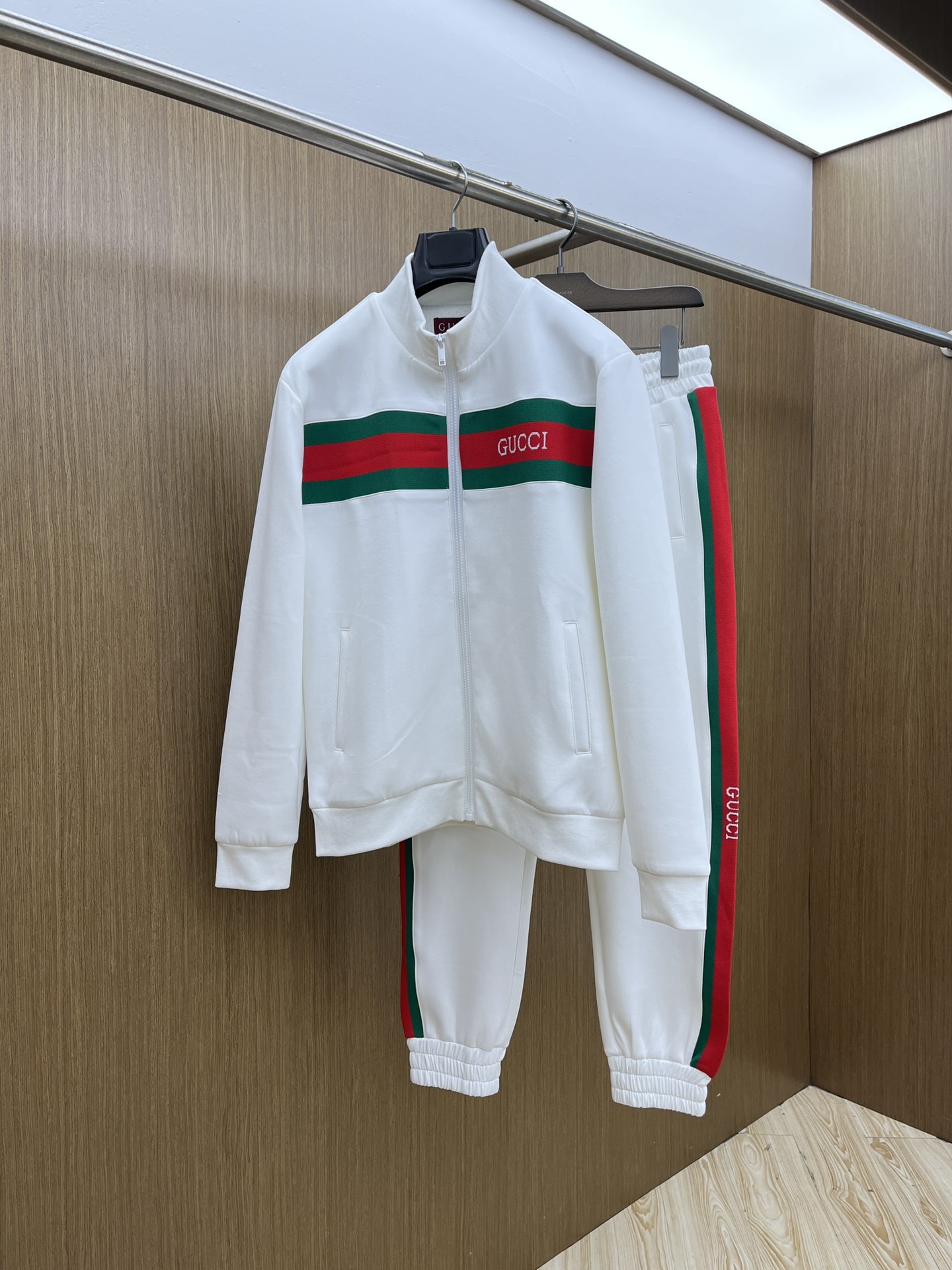 NO:573103,Autumn and winter/set guc's latest suit version m-xxxl The latest and most top-notch classic yellow straps with heavy-duty embroidery letters arranged in classic patterns trendy hooded casual cardigan suit, the top quality counter is on sale, top-notch production technology imported fabrics, counter style unique design, fls uses imported high-end custom-made imported silk threads with a first-class feel!  !  !  !  ,,gucci,hats,alexander wang19860909秋冬/套 guc 年最新款套装版型m-xxxl 最新最顶级经典黄色带子加重工刺绣字母排列经典图案潮流连帽休闲开衫套装,最顶级的品质专柜在售,顶级制作工艺进口面料,专柜款独特设计,fls采用进口高端订制进口丝线手感一流！！！！,,gucci,hats,alexander wang,Men's clothing