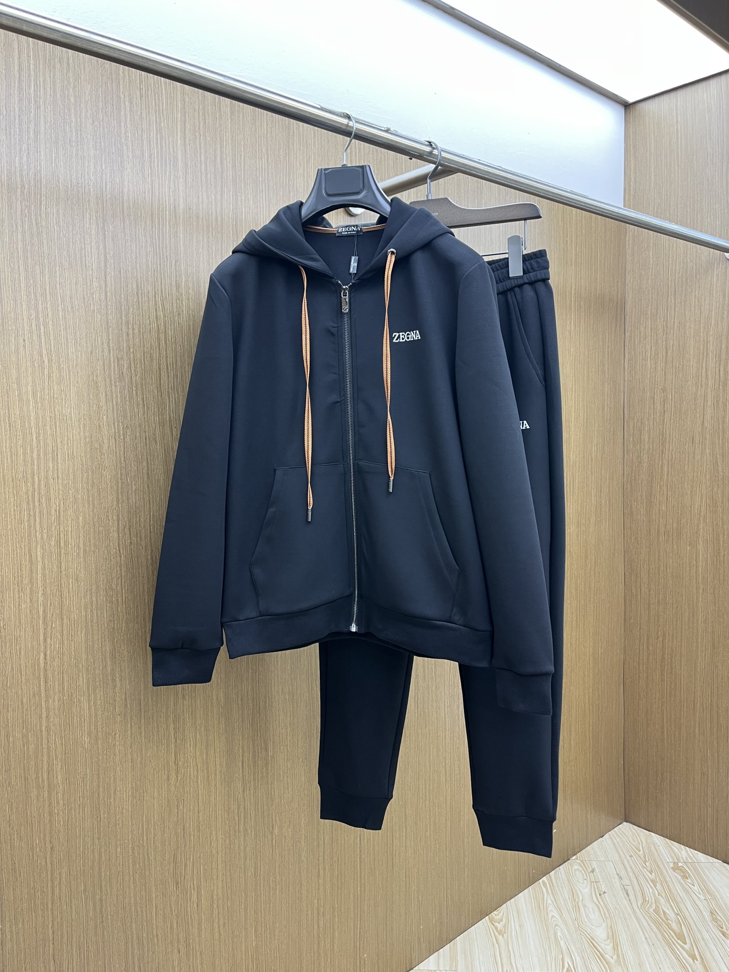 NO:565664,Autumn and winter/set ZZ latest suit version m-xxxl The latest and most top-notch classic yellow straps with heavy embroidery letters arranged in classic patterns trendy hooded casual cardigan suit, the top quality counter is on sale, top-notch production technology imported fabrics, counter style unique design, fls uses imported high-end custom-made imported silk thread with first-class feel!  !  !  ,,hats,alexander wang19860909秋冬/套 ZZ 年最新款套装版型m-xxxl 最新最顶级经典黄色带子加重工刺绣字母排列经典图案潮流连帽休闲开衫套装,最顶级的品质专柜在售,顶级制作工艺进口面料,专柜款独特设计,fls采用进口高端订制进口丝线手感一流！！！,,hats,alexander wang,Men's clothing