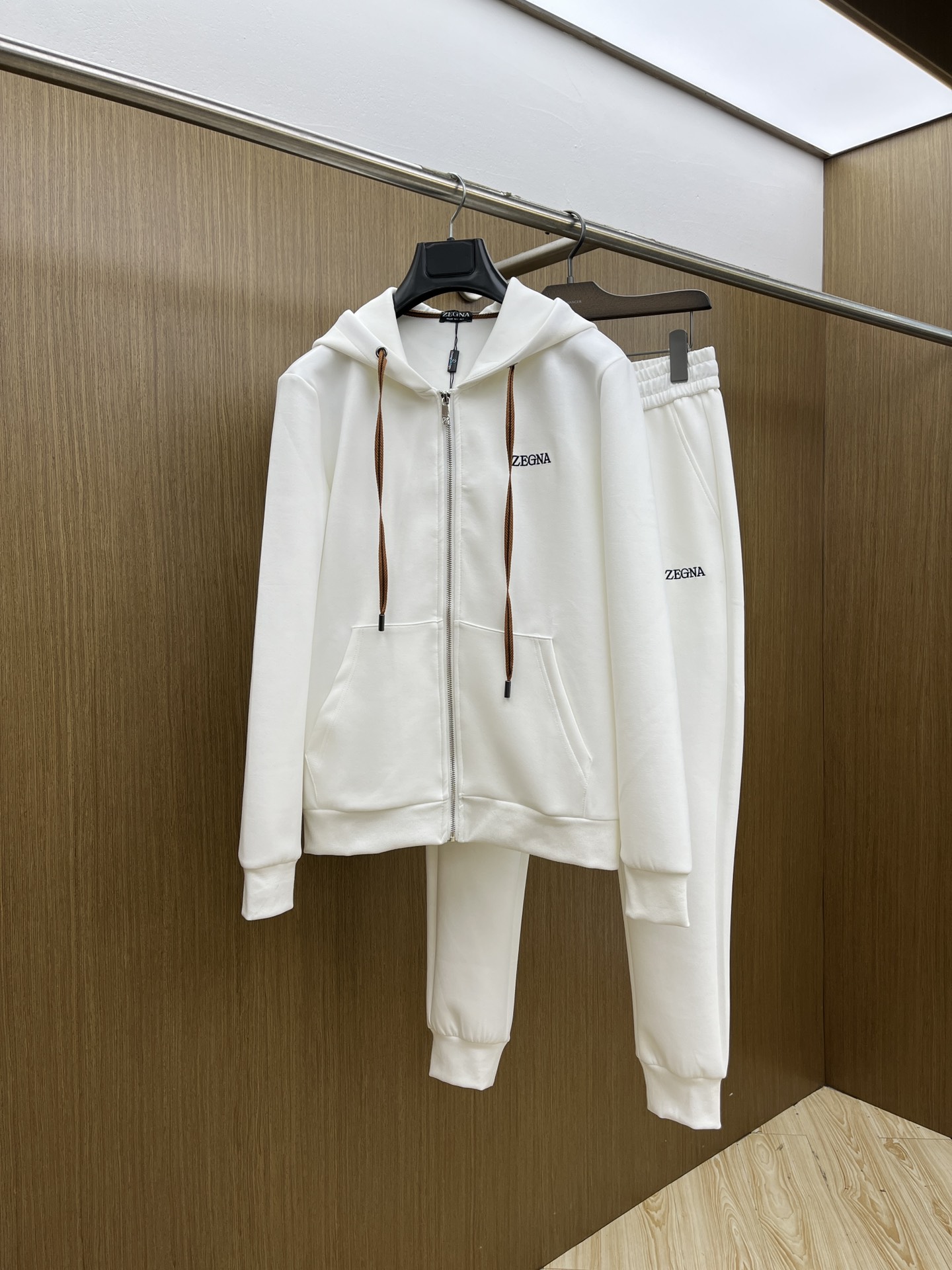 NO:573106,Autumn and winter/set ZZ latest suit version m-xxxl The latest and most top-notch classic yellow straps with heavy embroidery letters arranged in classic patterns trendy hooded casual cardigan suit, the top quality counter is on sale, top-notch production technology imported fabrics, counter style unique design, fls uses imported high-end custom-made imported silk thread with first-class feel!  !  !  !  ,,hats,alexander wang19860909秋冬/套 ZZ 年最新款套装版型m-xxxl 最新最顶级经典黄色带子加重工刺绣字母排列经典图案潮流连帽休闲开衫套装,最顶级的品质专柜在售,顶级制作工艺进口面料,专柜款独特设计,fls采用进口高端订制进口丝线手感一流！！！！,,hats,alexander wang,Men's clothing