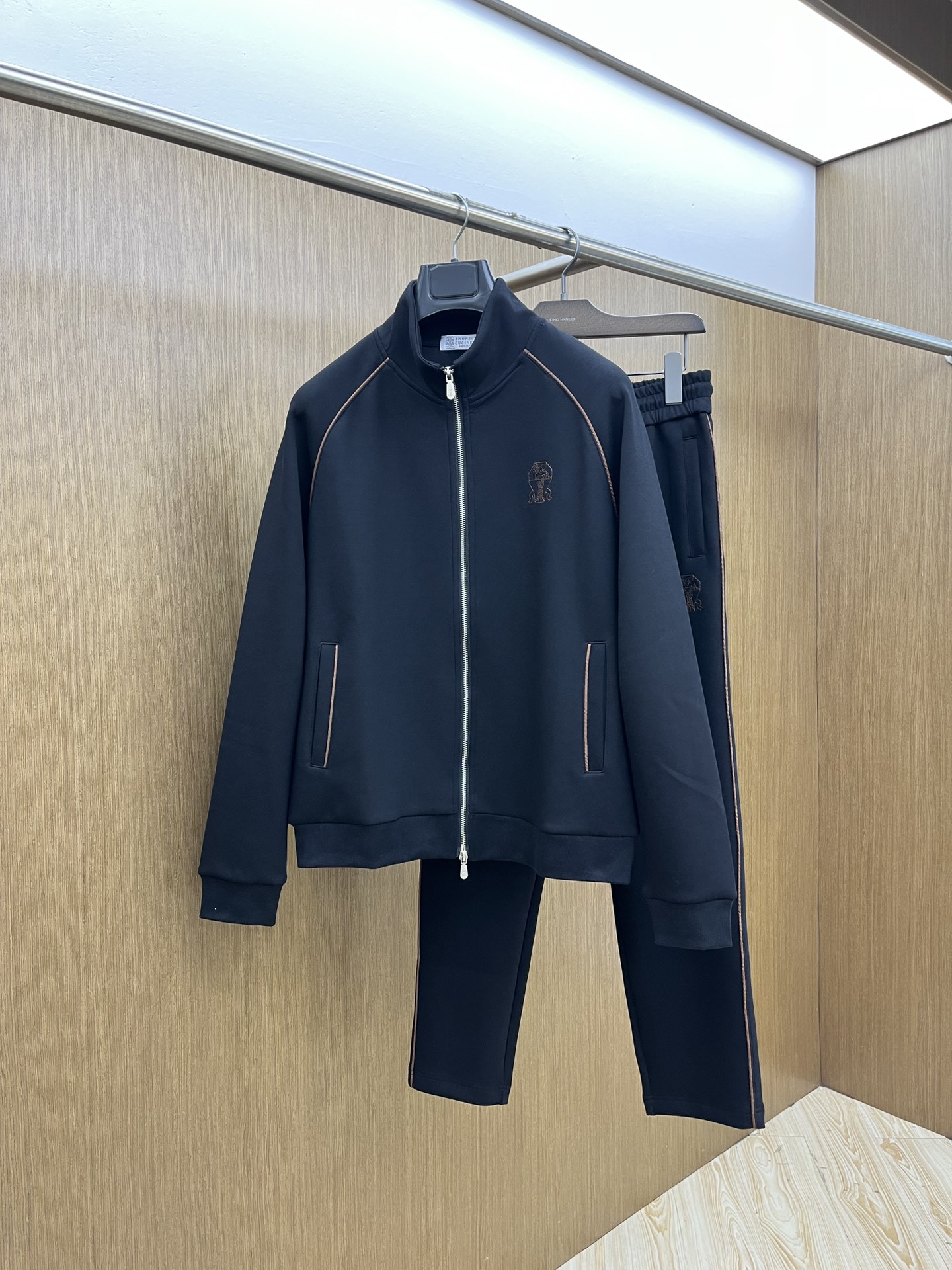 NO:573112,Autumn and winter/set BC's latest suit version m-xxxl The latest and most top-notch classic yellow straps with heavy-duty embroidery letters arranged in classic patterns and trendy hooded casual cardigan suits, the top quality counters are selling, top-notch production technology imported fabrics, counter models unique design, fls uses imported high-end custom-made imported silk threads with a first-class feel!  !  !  !  ,,hats,alexander wang19860909秋冬/套 BC 年最新款套装版型m-xxxl 最新最顶级经典黄色带子加重工刺绣字母排列经典图案潮流连帽休闲开衫套装,最顶级的品质专柜在售,顶级制作工艺进口面料,专柜款独特设计,fls采用进口高端订制进口丝线手感一流！！！！,,hats,alexander wang,Men's clothing