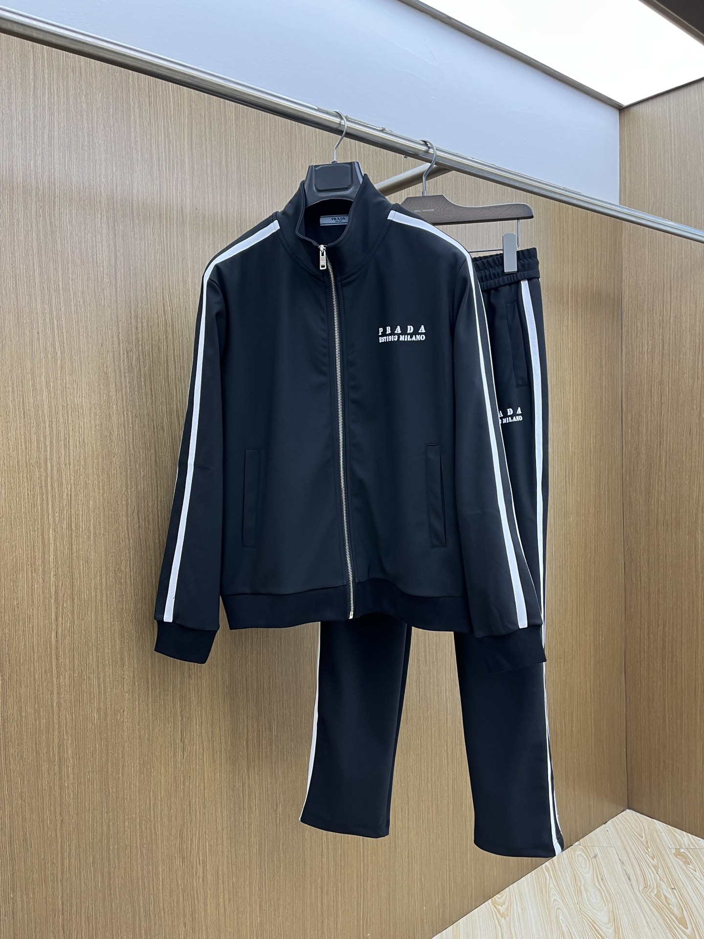 NO:573117,Autumn and winter/set PD's latest suit version m-xxxl, the latest and most top-notch classic yellow straps with heavy embroidery letters arranged in classic patterns and trendy hooded casual cardigan suits, the top quality counters are selling, top-notch production technology imported fabrics, counter models unique design, fls uses imported high-end custom-made imported silk threads with a first-class feel!  !  !  !  ,,hats,alexander wang19860909秋冬/套 PD 年最新款套装版型m-xxxl 最新最顶级经典黄色带子加重工刺绣字母排列经典图案潮流连帽休闲开衫套装,最顶级的品质专柜在售,顶级制作工艺进口面料,专柜款独特设计,fls采用进口高端订制进口丝线手感一流！！！！,,hats,alexander wang,Men's clothing