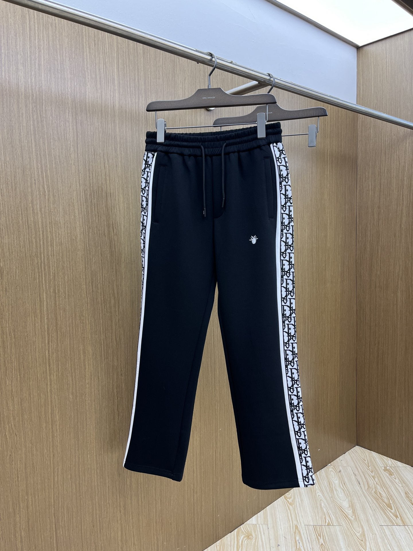 NO:565621,Autumn and winter CD new autumn and winter casual pants, high-end version, customized fabric, high breathability and comfort, impeccable details, brand element design concept, reflecting high quality. It feels delicate and soft!  It presents a casual cut and the upper body shape is awesome!  fyl code number M-3XL,,alexander wang19860909秋冬 CD 秋冬新款休闲裤 高端版本,定制面料 透气舒适度高,细节无可挑剔,品牌元素设计理念,体现高品质.手感细腻柔软！呈现休闲裁剪,上身版型超赞！fyl 码数M-3XL,,alexander wang,Men's clothing