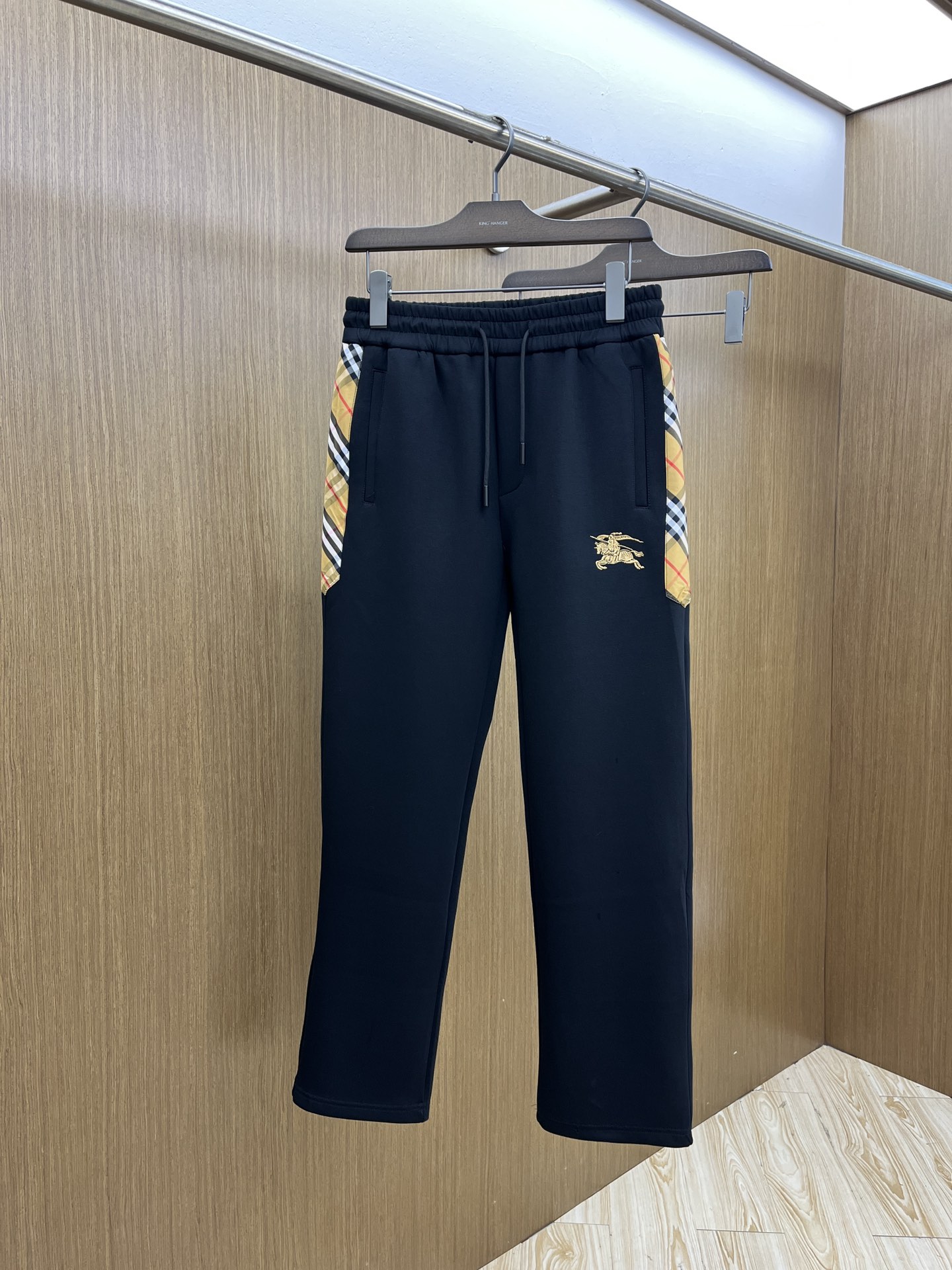 NO:565625,Autumn and winter BBR new autumn and winter casual pants, high-end version, customized fabrics, high breathability and comfort, impeccable details, brand element design concept, reflecting high quality. It feels delicate and soft!  It presents a casual cut and the upper body shape is awesome!  fyl code number M-3XL,,alexander wang19860909秋冬 BBR 秋冬新款休闲裤 高端版本,定制面料 透气舒适度高,细节无可挑剔,品牌元素设计理念,体现高品质.手感细腻柔软！呈现休闲裁剪,上身版型超赞！fyl 码数M-3XL,,alexander wang,Men's clothing