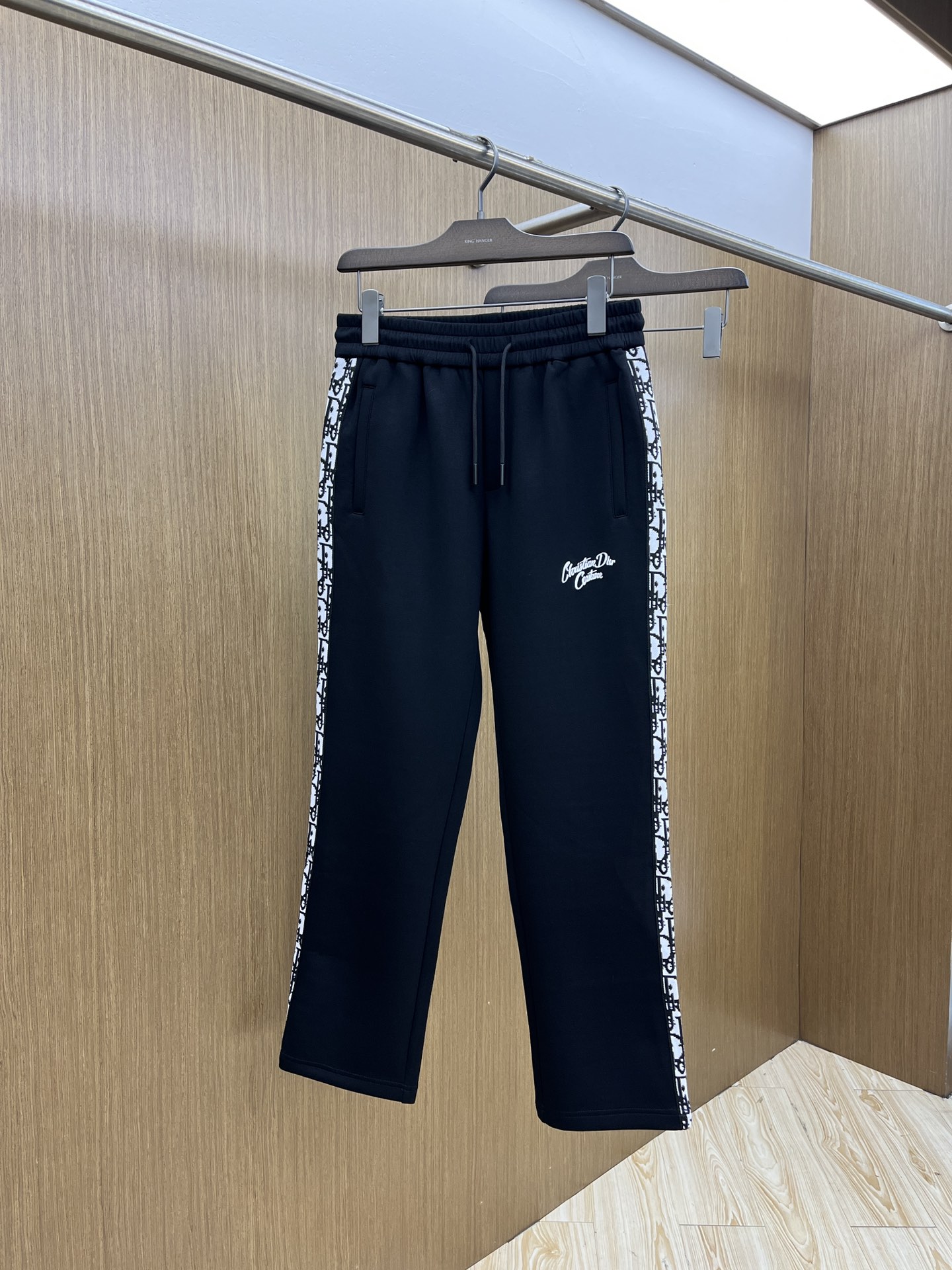 NO:565629,Autumn and winter CD new autumn and winter casual pants, high-end version, customized fabric, high breathability and comfort, impeccable details, brand element design concept, reflecting high quality. It feels delicate and soft!  It presents a casual cut and the upper body shape is awesome!  fyl code number M-3XL,,alexander wang19860909秋冬 CD 秋冬新款休闲裤 高端版本,定制面料 透气舒适度高,细节无可挑剔,品牌元素设计理念,体现高品质.手感细腻柔软！呈现休闲裁剪,上身版型超赞！fyl 码数M-3XL,,alexander wang,Men's clothing