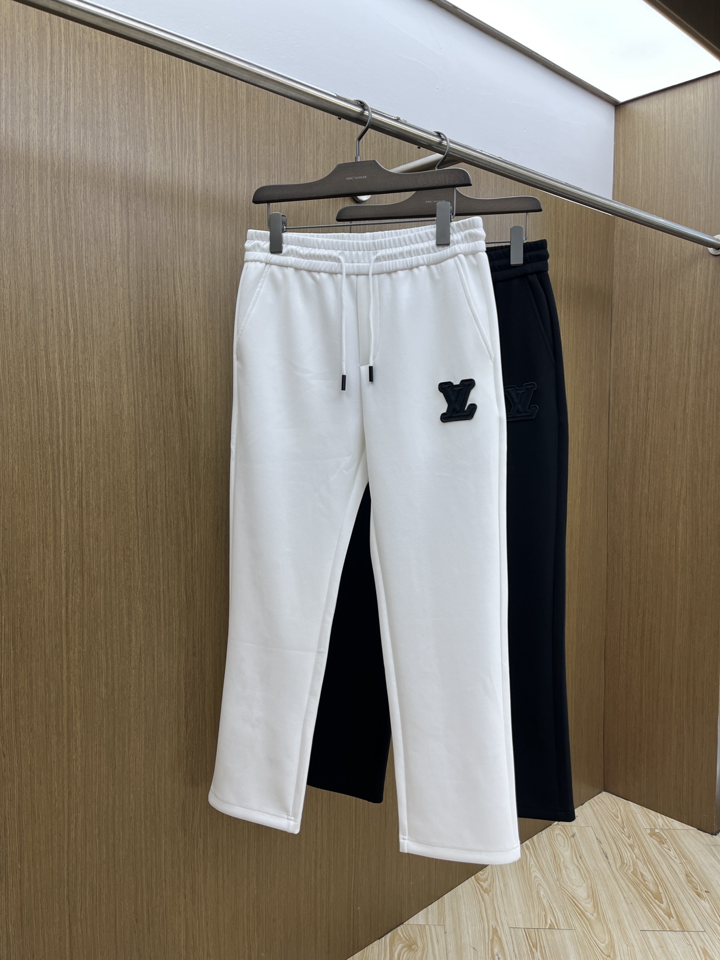 NO:565633,Autumn and winter LV new autumn and winter casual pants, high-end version, customized fabrics, high breathability and comfort, impeccable details, brand element design concept, reflecting high quality. It feels delicate and soft!  It presents a casual cut and the upper body shape is awesome!  fyl code number M-3XL,,louis vuitton,alexander wang19860909秋冬 LV 秋冬新款休闲裤 高端版本,定制面料 透气舒适度高,细节无可挑剔,品牌元素设计理念,体现高品质.手感细腻柔软！呈现休闲裁剪,上身版型超赞！fyl 码数M-3XL,,louis vuitton,alexander wang,Men's clothing