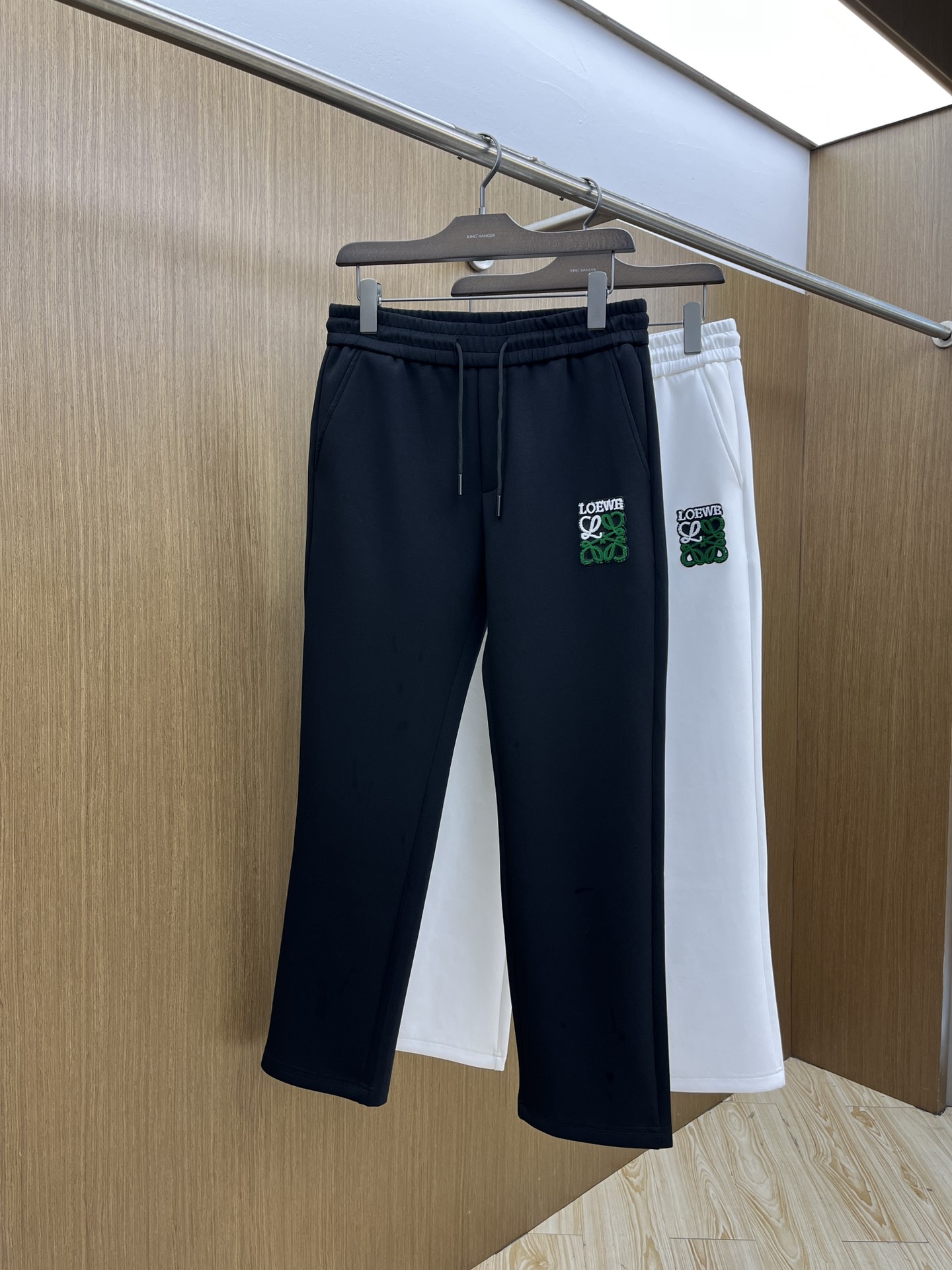 NO:565637,Autumn and winter LOe new autumn and winter casual pants, high-end version, customized fabric, high breathability and comfort, impeccable details, brand element design concept, reflecting high quality. It feels delicate and soft!  It presents a casual cut and the upper body shape is awesome!  fyl code number M-3XL,,loewe,alexander wang19860909秋冬 LOe 秋冬新款休闲裤 高端版本,定制面料 透气舒适度高,细节无可挑剔,品牌元素设计理念,体现高品质.手感细腻柔软！呈现休闲裁剪,上身版型超赞！fyl 码数M-3XL,,loewe,alexander wang,Men's clothing