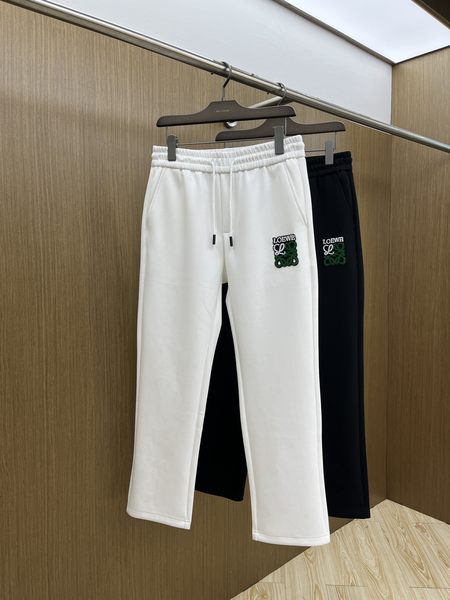 NO:565640,Autumn and winter Loe new autumn and winter casual pants, high-end version, customized fabric, high breathability and comfort, impeccable details, brand element design concept, reflecting high quality. It feels delicate and soft!  It presents a casual cut and the upper body shape is awesome!  fyl code number M-3XL,,loewe,alexander wang19860909秋冬 Loe 秋冬新款休闲裤 高端版本,定制面料 透气舒适度高,细节无可挑剔,品牌元素设计理念,体现高品质.手感细腻柔软！呈现休闲裁剪,上身版型超赞！fyl 码数M-3XL,,loewe,alexander wang,Men's clothing